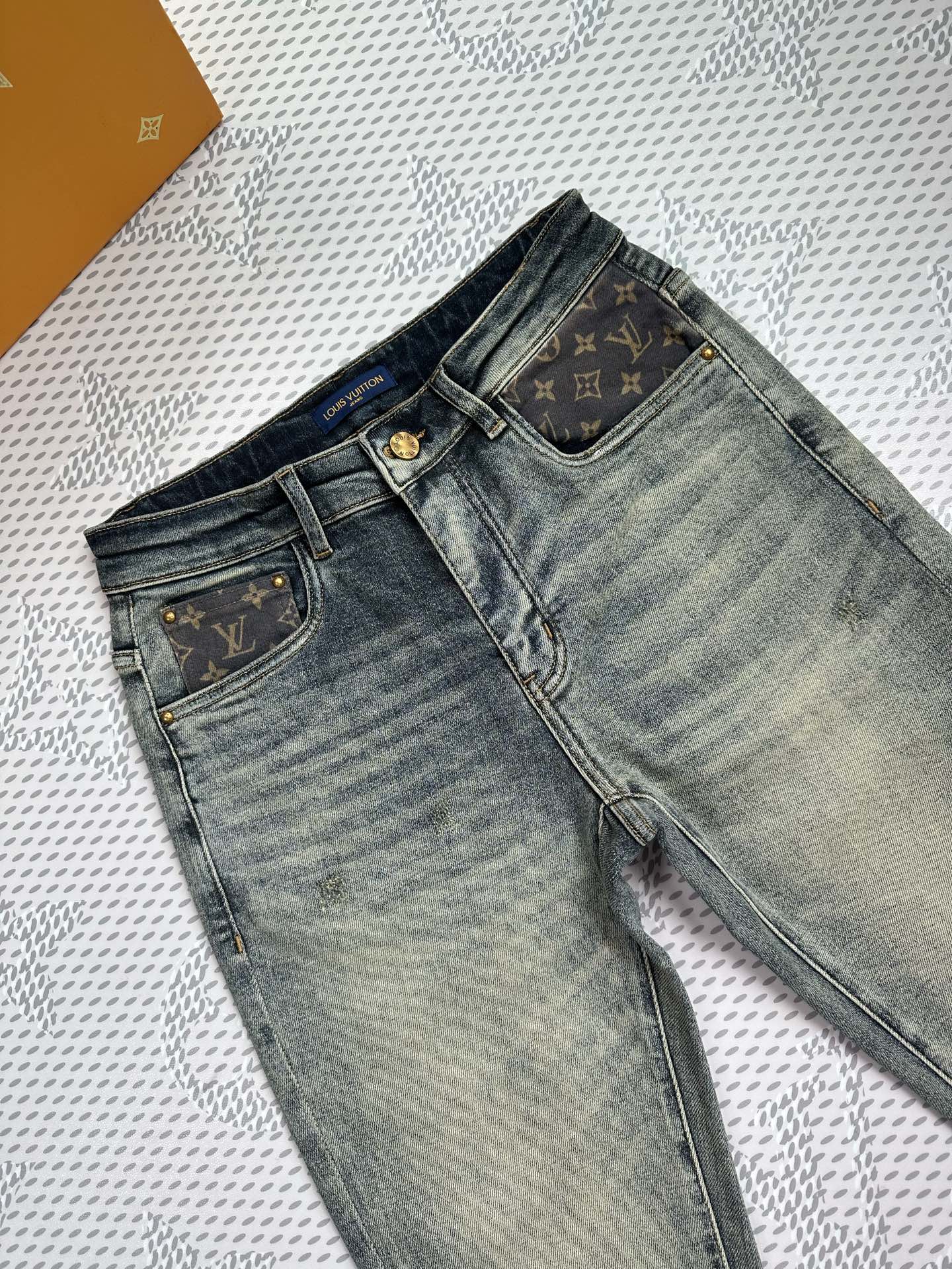 🔥新款现货上市🔥🔥原单爆款牛仔裤👖超级定制款，原版五金，超级重工工艺，版型超赞👍细节做工无可挑剔！款式不