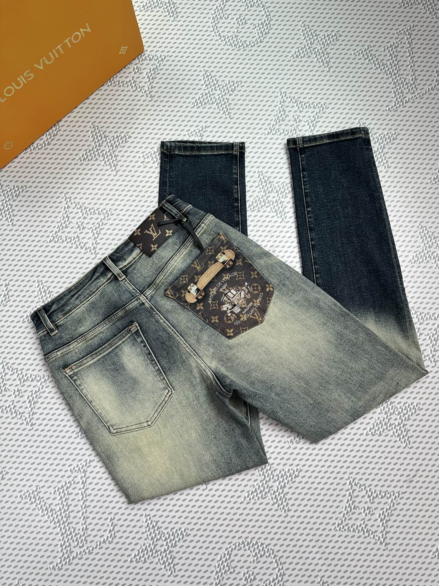 🔥新款现货上市🔥🔥原单爆款牛仔裤👖超级定制款，原版五金，超级重工工艺，版型超赞👍细节做工无可挑剔！款式不