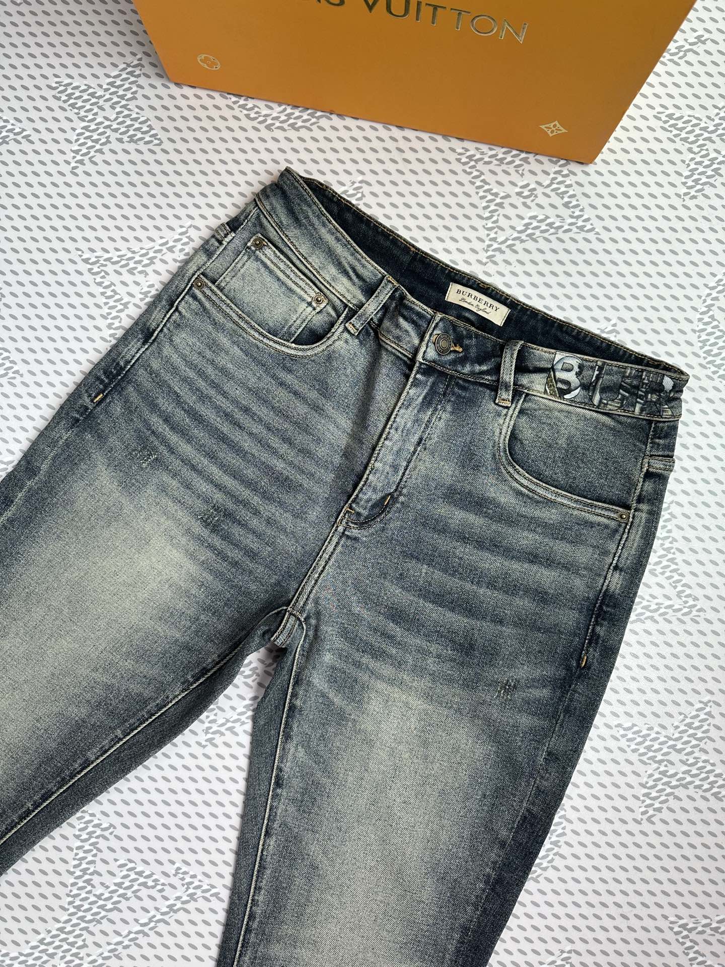 🔥新款现货上市🔥🔥原单爆款牛仔裤👖超级定制款，原版五金，超级重工工艺，版型超赞👍细节做工无可挑剔！款式不