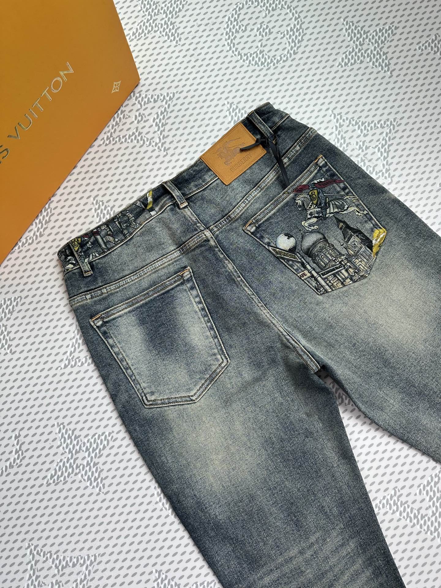 🔥新款现货上市🔥🔥原单爆款牛仔裤👖超级定制款，原版五金，超级重工工艺，版型超赞👍细节做工无可挑剔！款式不