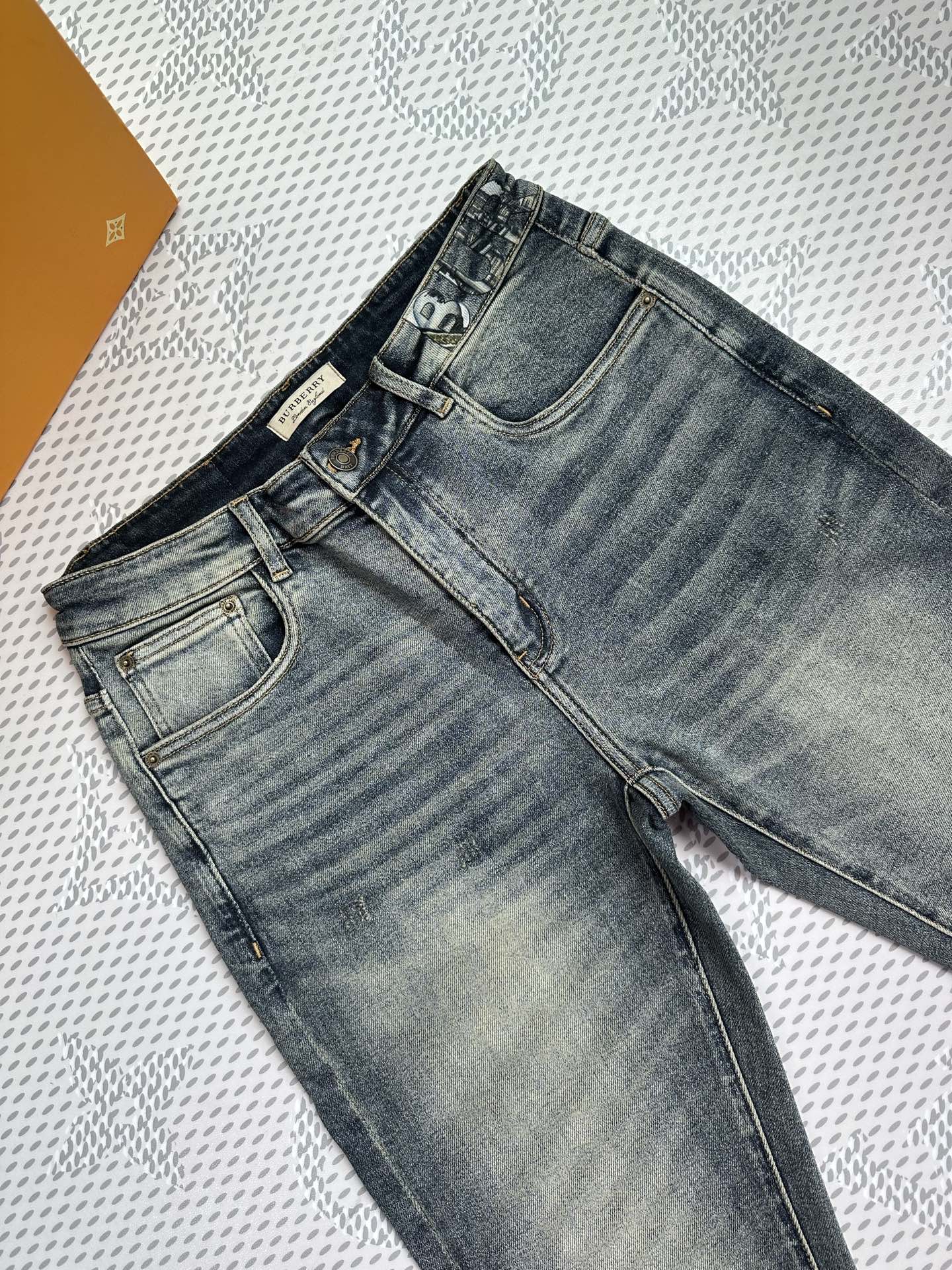 🔥新款现货上市🔥🔥原单爆款牛仔裤👖超级定制款，原版五金，超级重工工艺，版型超赞👍细节做工无可挑剔！款式不