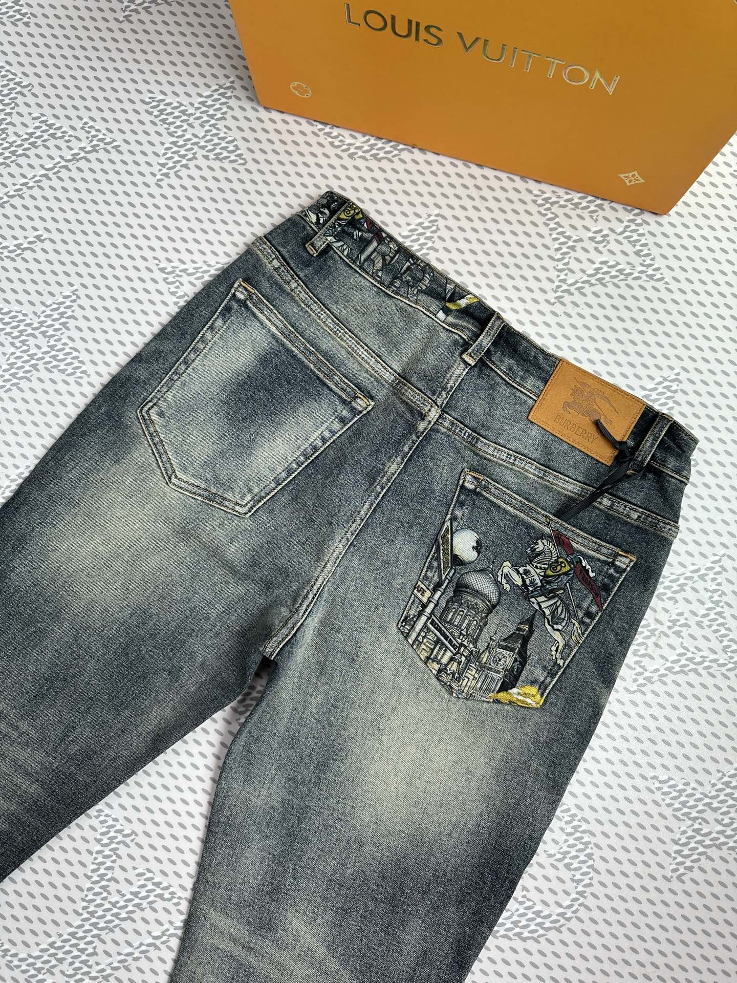 🔥新款现货上市🔥🔥原单爆款牛仔裤👖超级定制款，原版五金，超级重工工艺，版型超赞👍细节做工无可挑剔！款式不