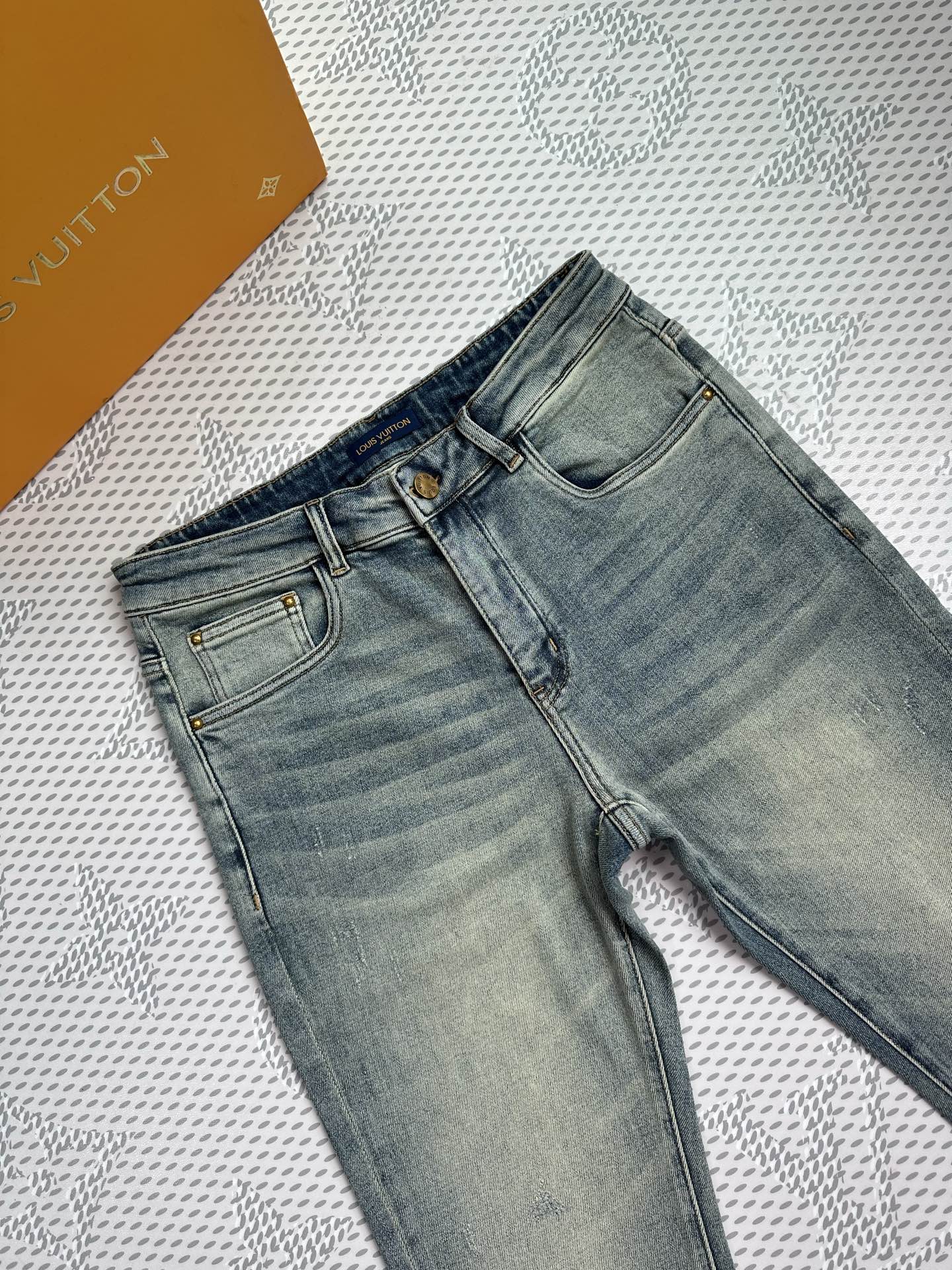🔥💥春夏💥新款现货上市🔥🔥原单爆款牛仔裤👖超级定制款，原版五金，超级重工工艺，版型超赞👍细节做工无可挑剔