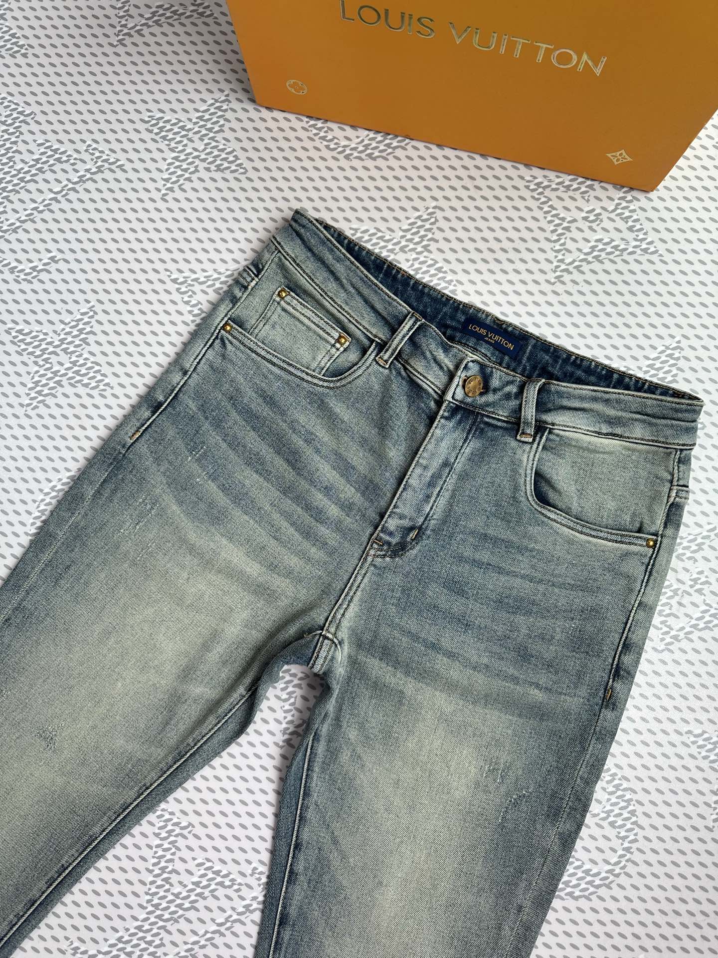 🔥💥春夏💥新款现货上市🔥🔥原单爆款牛仔裤👖超级定制款，原版五金，超级重工工艺，版型超赞👍细节做工无可挑剔