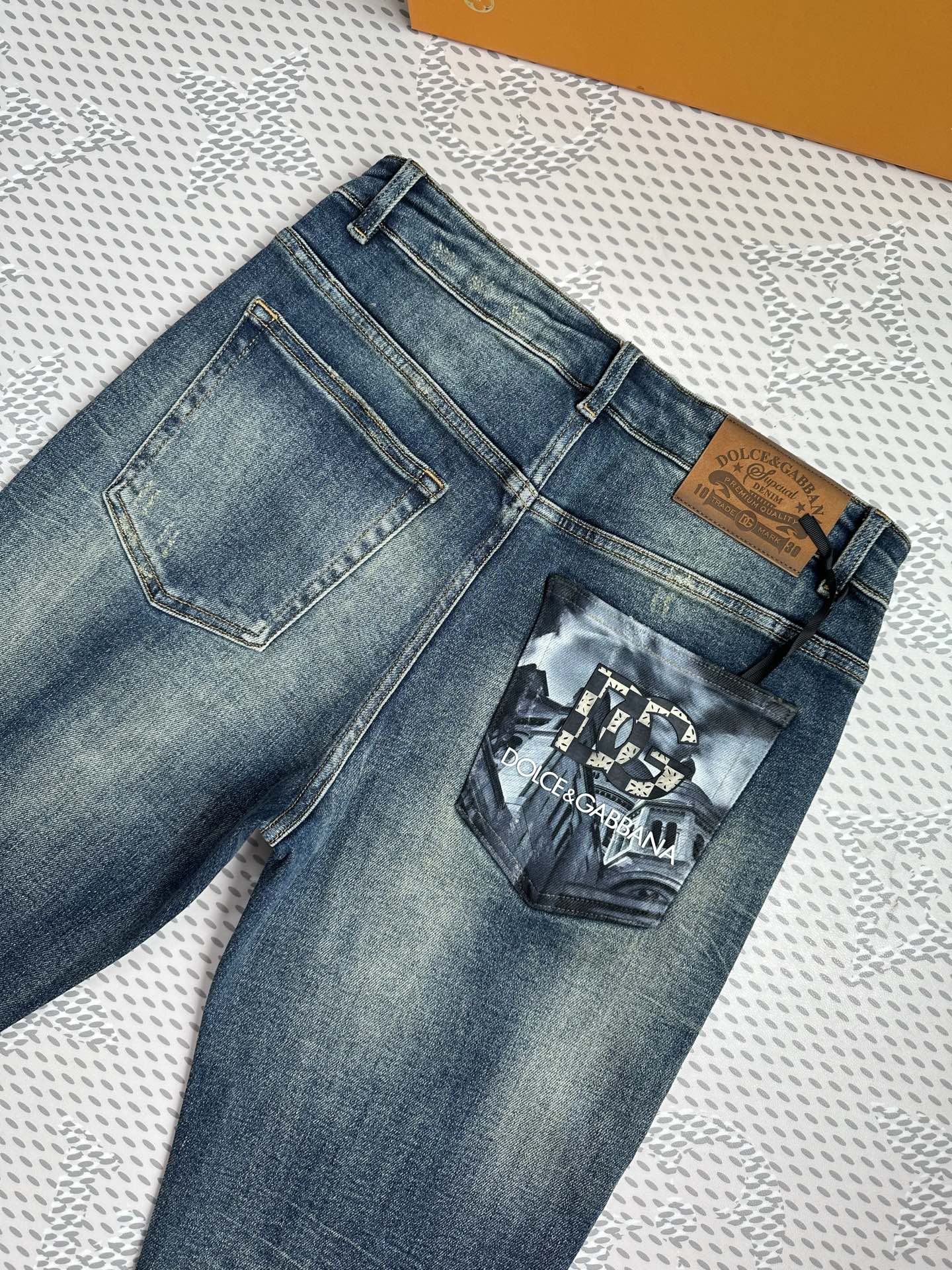 🔥💥春夏💥新款现货上市🔥🔥原单爆款牛仔裤👖超级定制款，原版五金，超级重工工艺，版型超赞👍细节做工无可挑剔