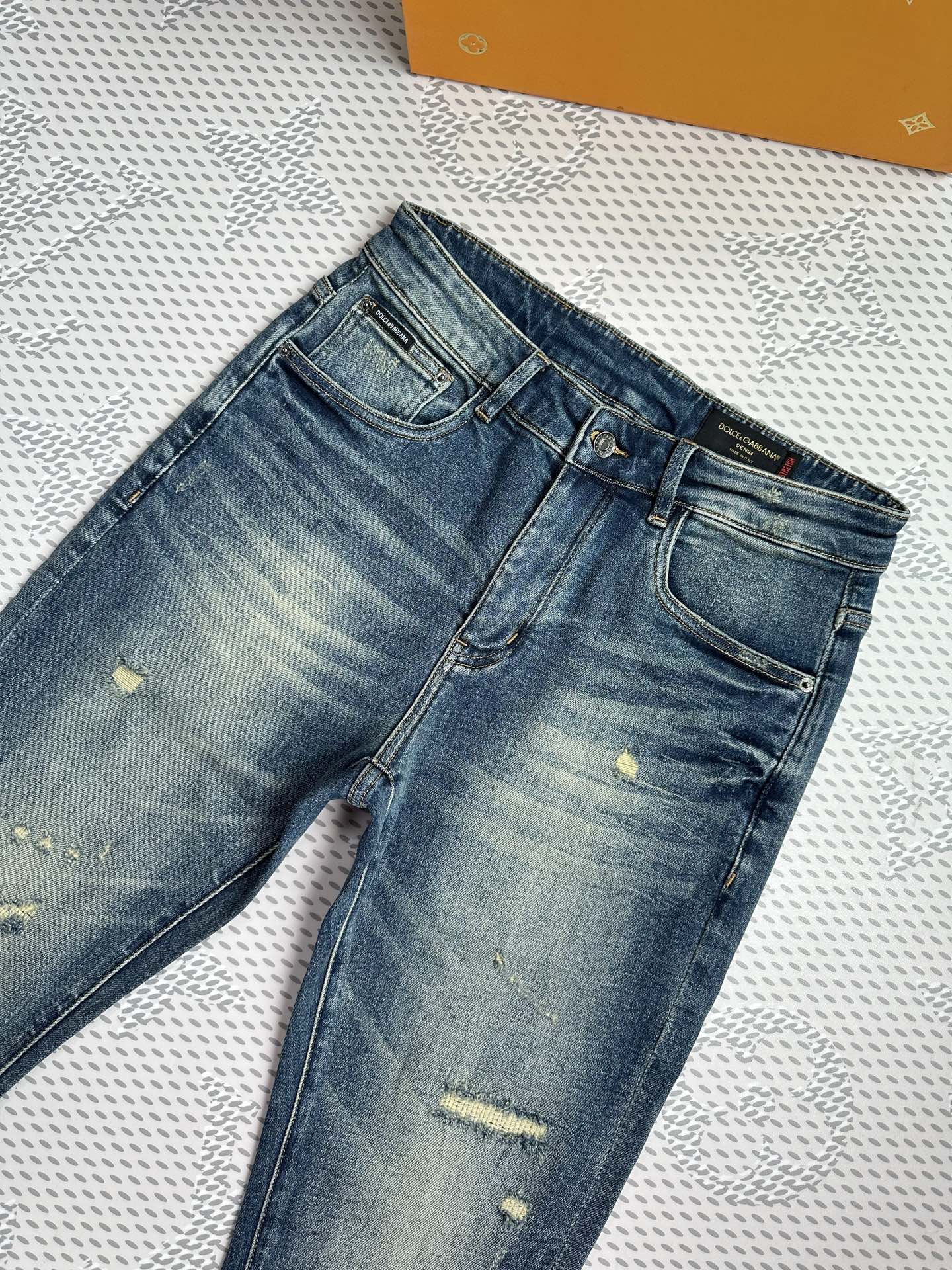 🔥💥春夏💥新款现货上市🔥🔥原单爆款牛仔裤👖超级定制款，原版五金，超级重工工艺，版型超赞👍细节做工无可挑剔