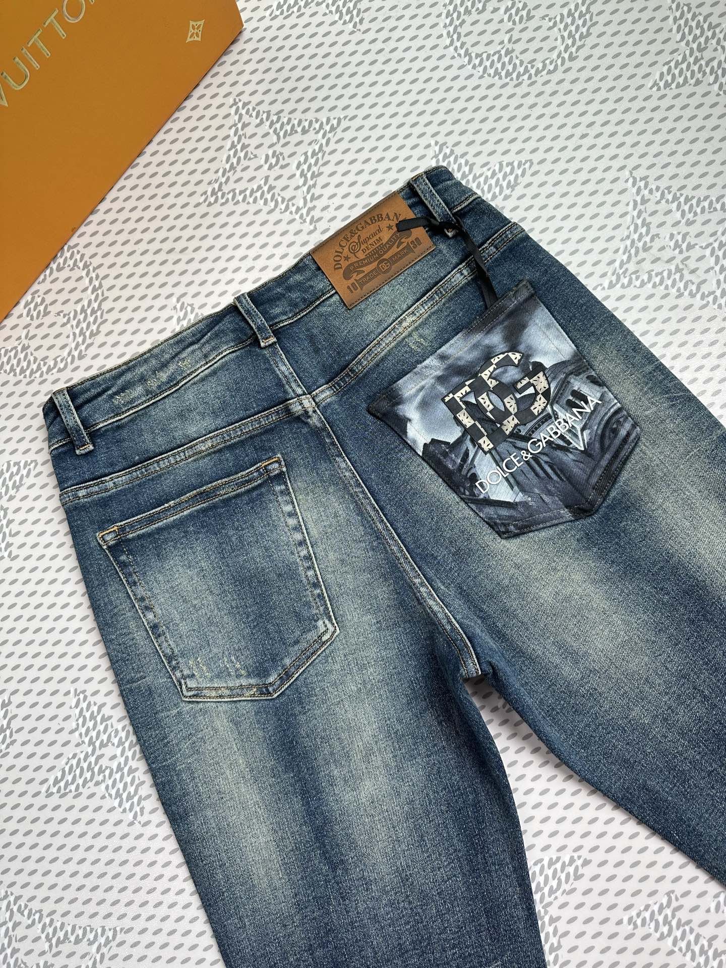🔥💥春夏💥新款现货上市🔥🔥原单爆款牛仔裤👖超级定制款，原版五金，超级重工工艺，版型超赞👍细节做工无可挑剔