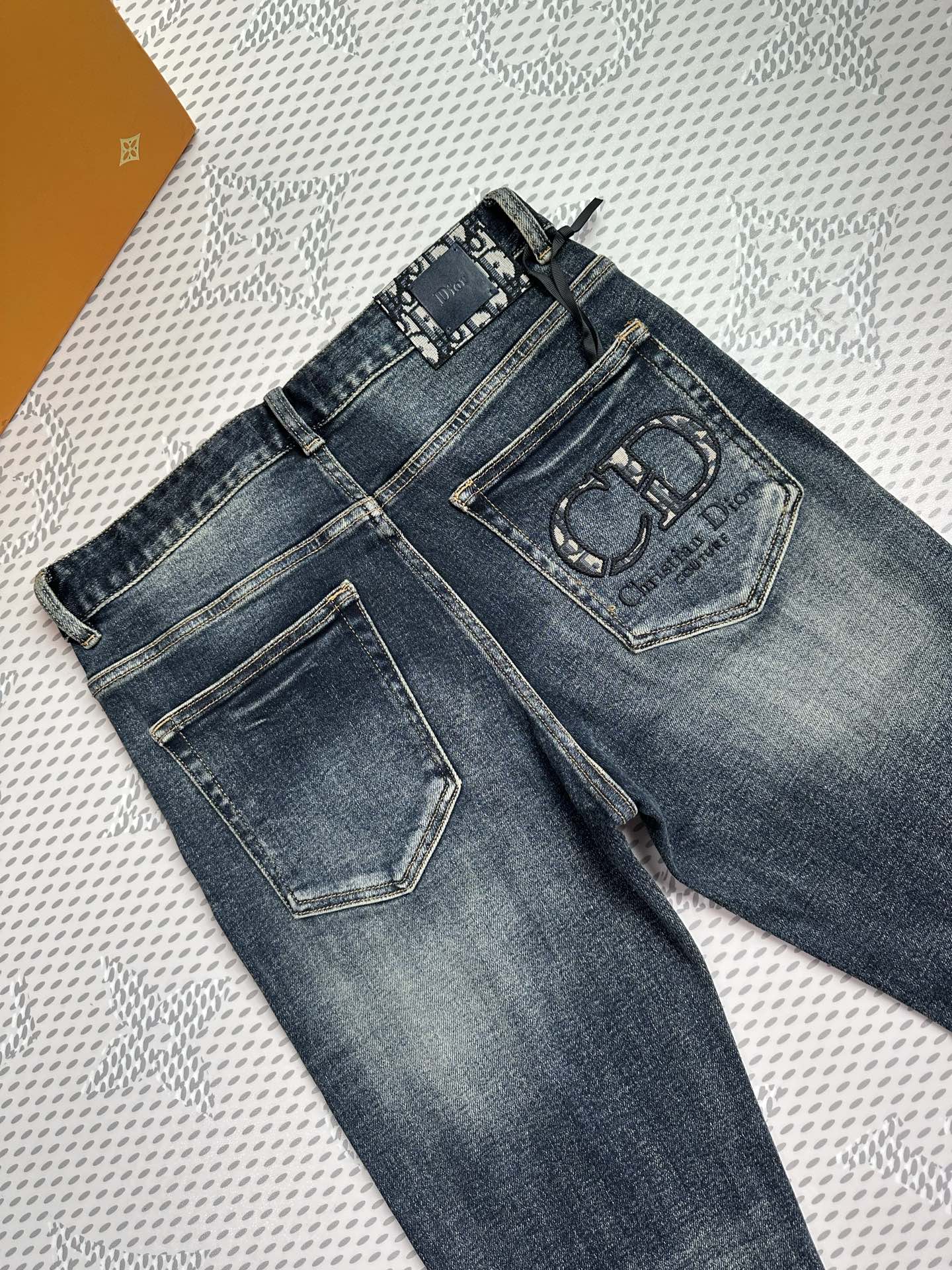 🔥💥春夏💥新款现货上市🔥🔥原单爆款牛仔裤👖超级定制款，原版五金，超级重工工艺，版型超赞👍细节做工无可挑剔