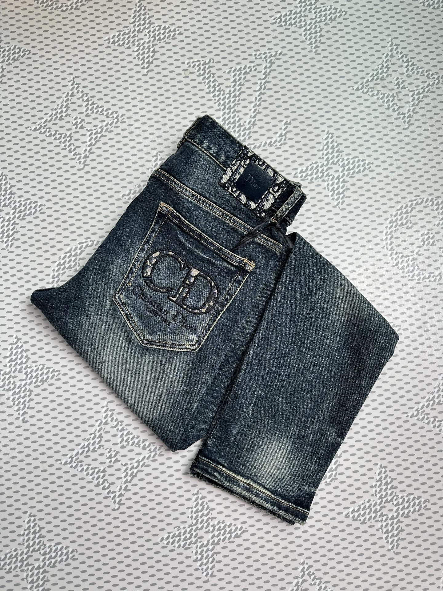 🔥💥春夏💥新款现货上市🔥🔥原单爆款牛仔裤👖超级定制款，原版五金，超级重工工艺，版型超赞👍细节做工无可挑剔