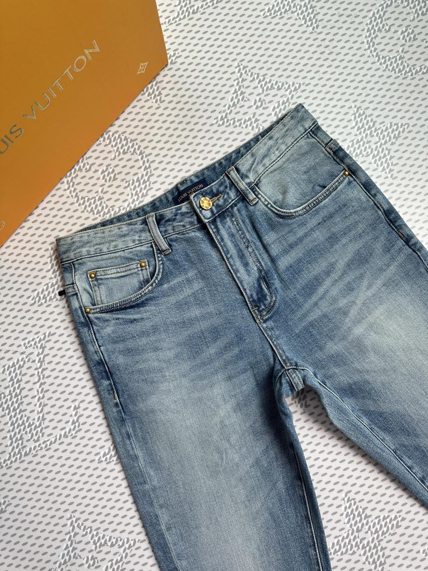 🔥💥春夏💥新款现货上市🔥🔥原单爆款牛仔裤👖超级定制款，原版五金，超级重工工艺，版型超赞👍细节做工无可挑剔