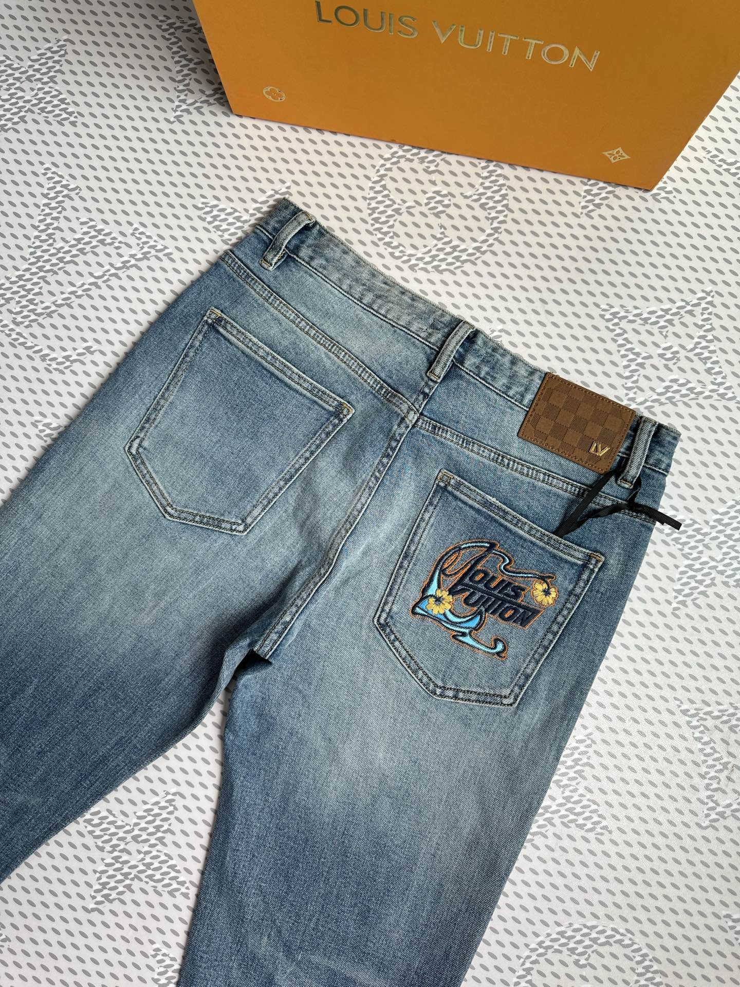 🔥💥春夏💥新款现货上市🔥🔥原单爆款牛仔裤👖超级定制款，原版五金，超级重工工艺，版型超赞👍细节做工无可挑剔