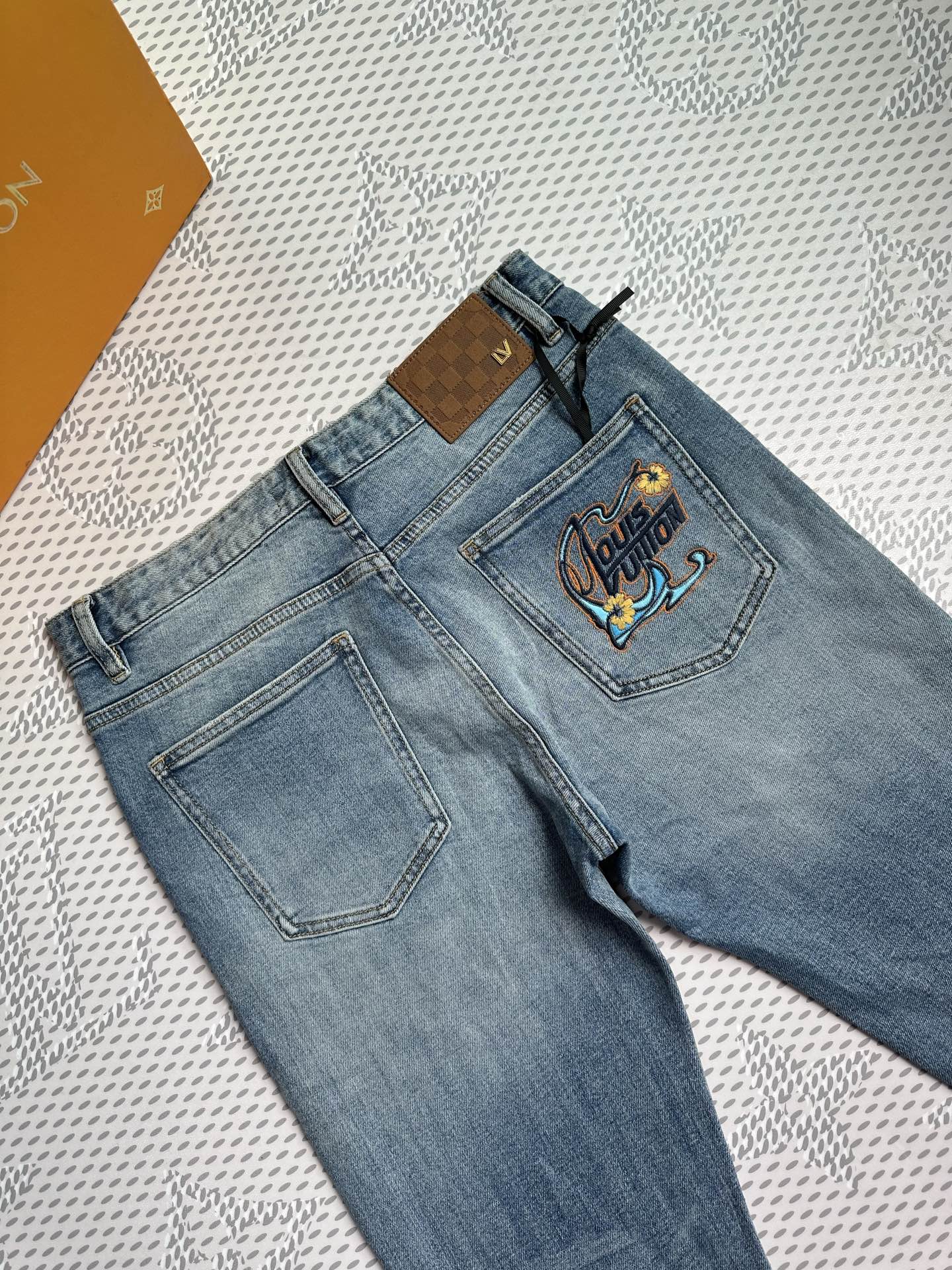 🔥💥春夏💥新款现货上市🔥🔥原单爆款牛仔裤👖超级定制款，原版五金，超级重工工艺，版型超赞👍细节做工无可挑剔