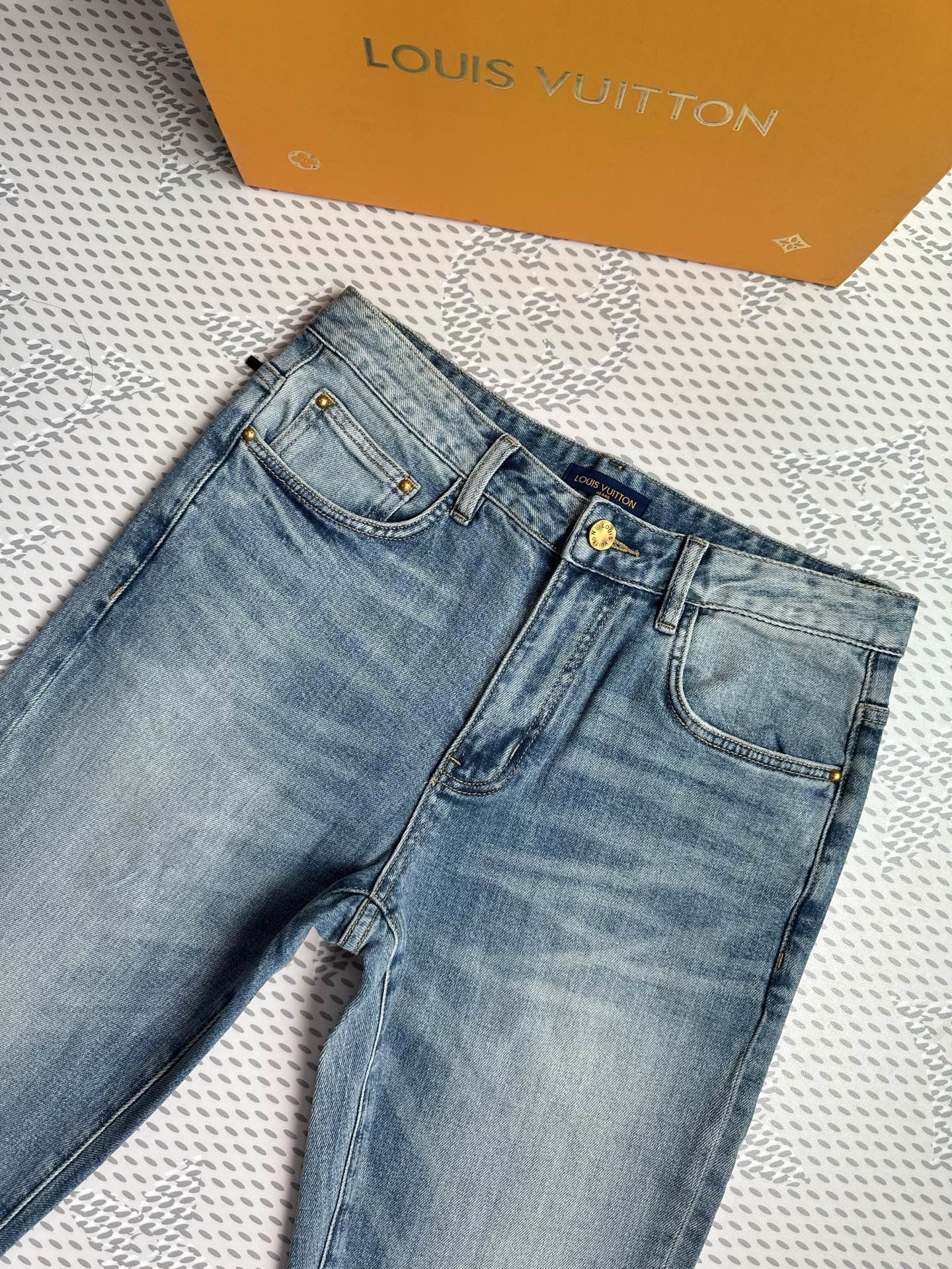🔥💥春夏💥新款现货上市🔥🔥原单爆款牛仔裤👖超级定制款，原版五金，超级重工工艺，版型超赞👍细节做工无可挑剔