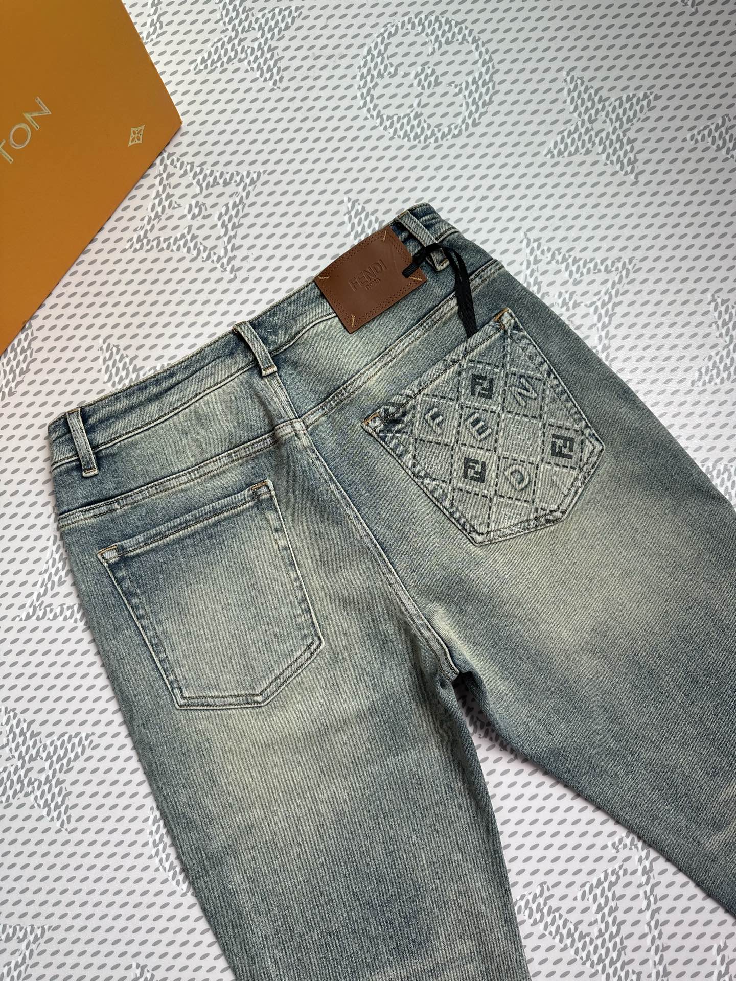 🔥💥春夏💥新款现货上市🔥🔥原单爆款牛仔裤👖超级定制款，原版五金，超级重工工艺，版型超赞👍细节做工无可挑剔