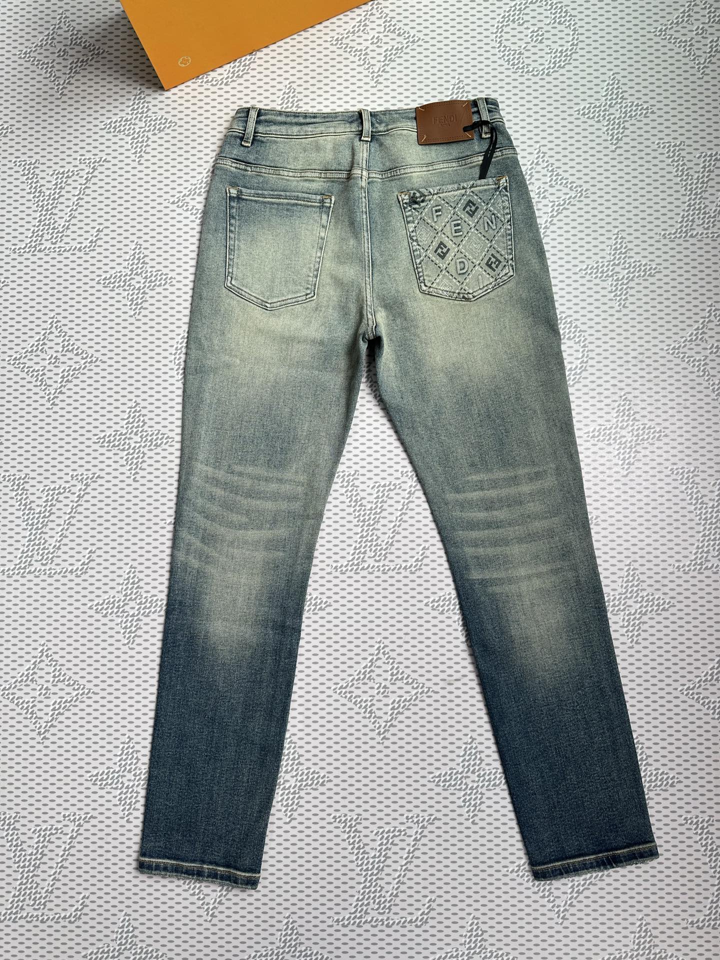 🔥💥春夏💥新款现货上市🔥🔥原单爆款牛仔裤👖超级定制款，原版五金，超级重工工艺，版型超赞👍细节做工无可挑剔