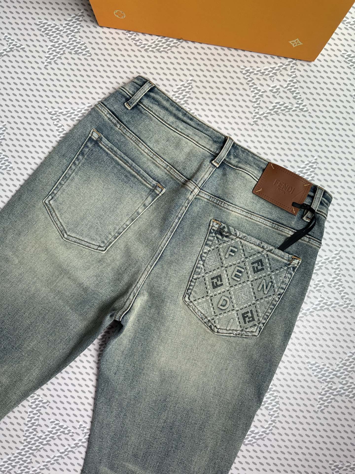 🔥💥春夏💥新款现货上市🔥🔥原单爆款牛仔裤👖超级定制款，原版五金，超级重工工艺，版型超赞👍细节做工无可挑剔