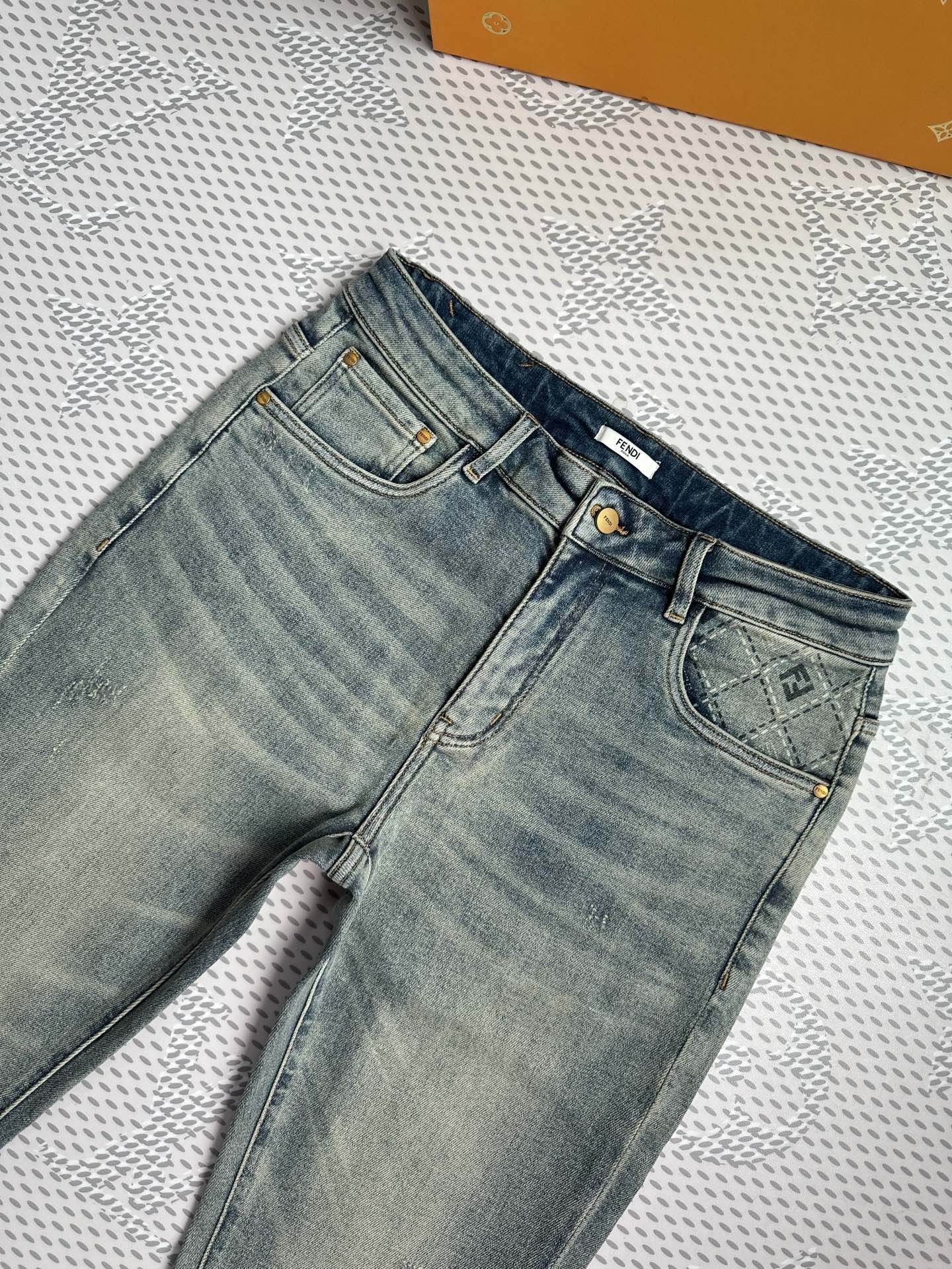 🔥💥春夏💥新款现货上市🔥🔥原单爆款牛仔裤👖超级定制款，原版五金，超级重工工艺，版型超赞👍细节做工无可挑剔