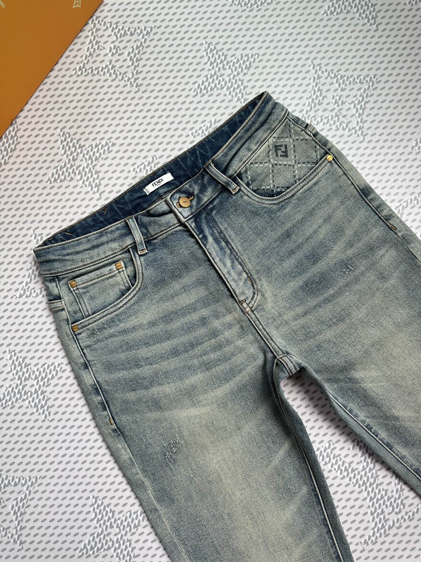 🔥💥春夏💥新款现货上市🔥🔥原单爆款牛仔裤👖超级定制款，原版五金，超级重工工艺，版型超赞👍细节做工无可挑剔