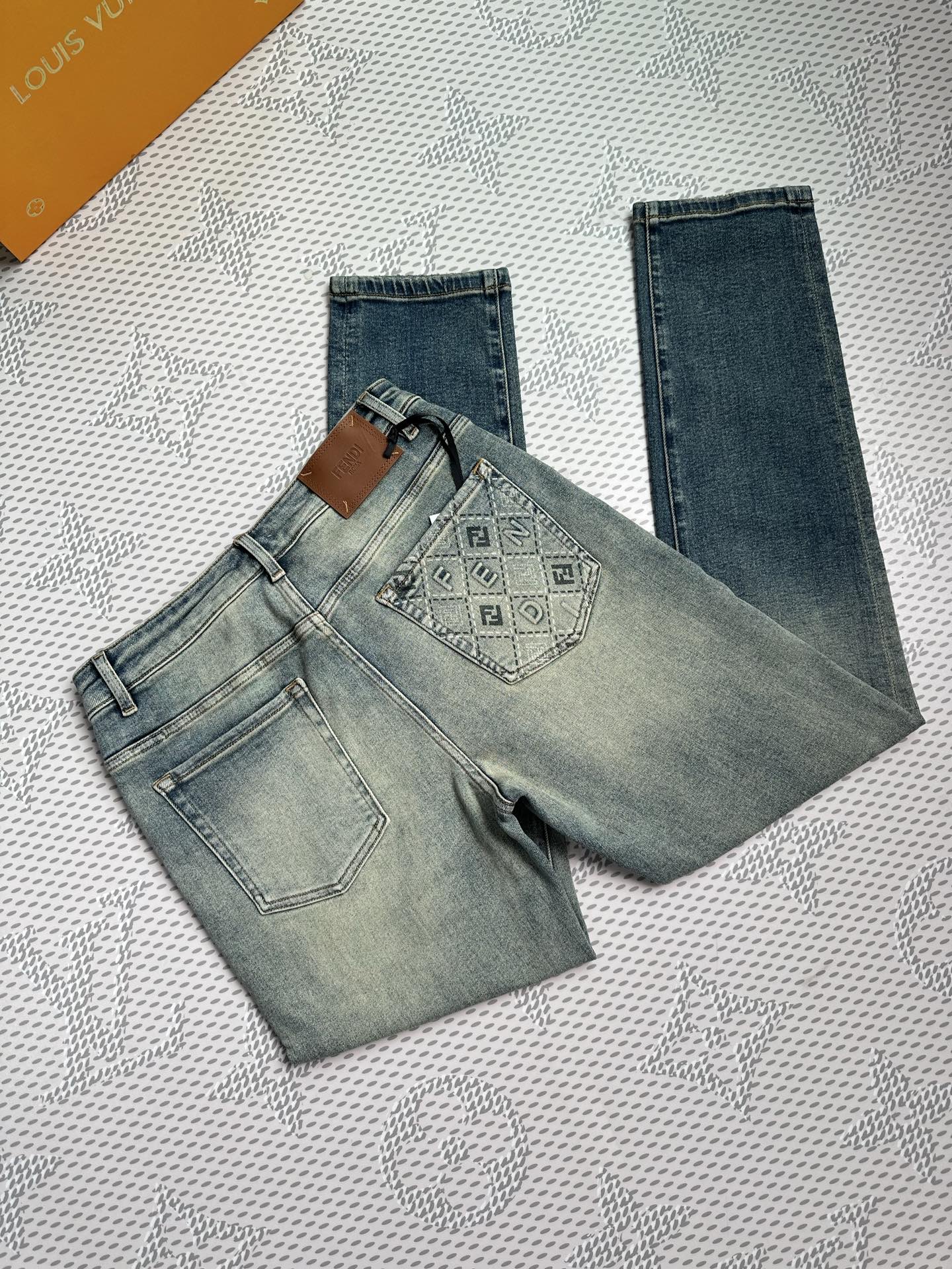 🔥💥春夏💥新款现货上市🔥🔥原单爆款牛仔裤👖超级定制款，原版五金，超级重工工艺，版型超赞👍细节做工无可挑剔