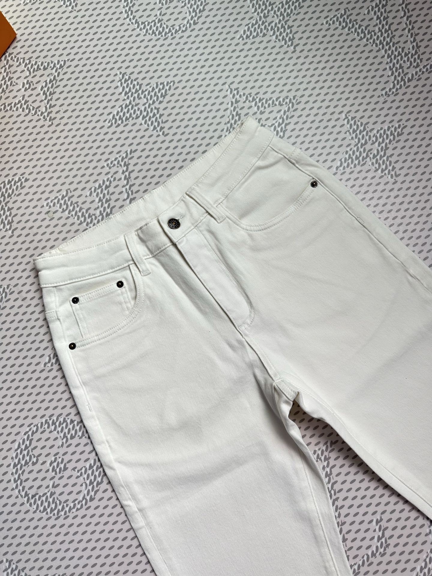 🔥💥春夏💥新款现货上市🔥🔥原单爆款牛仔裤👖超级定制款，原版五金，超级重工工艺，版型超赞👍细节做工无可挑剔