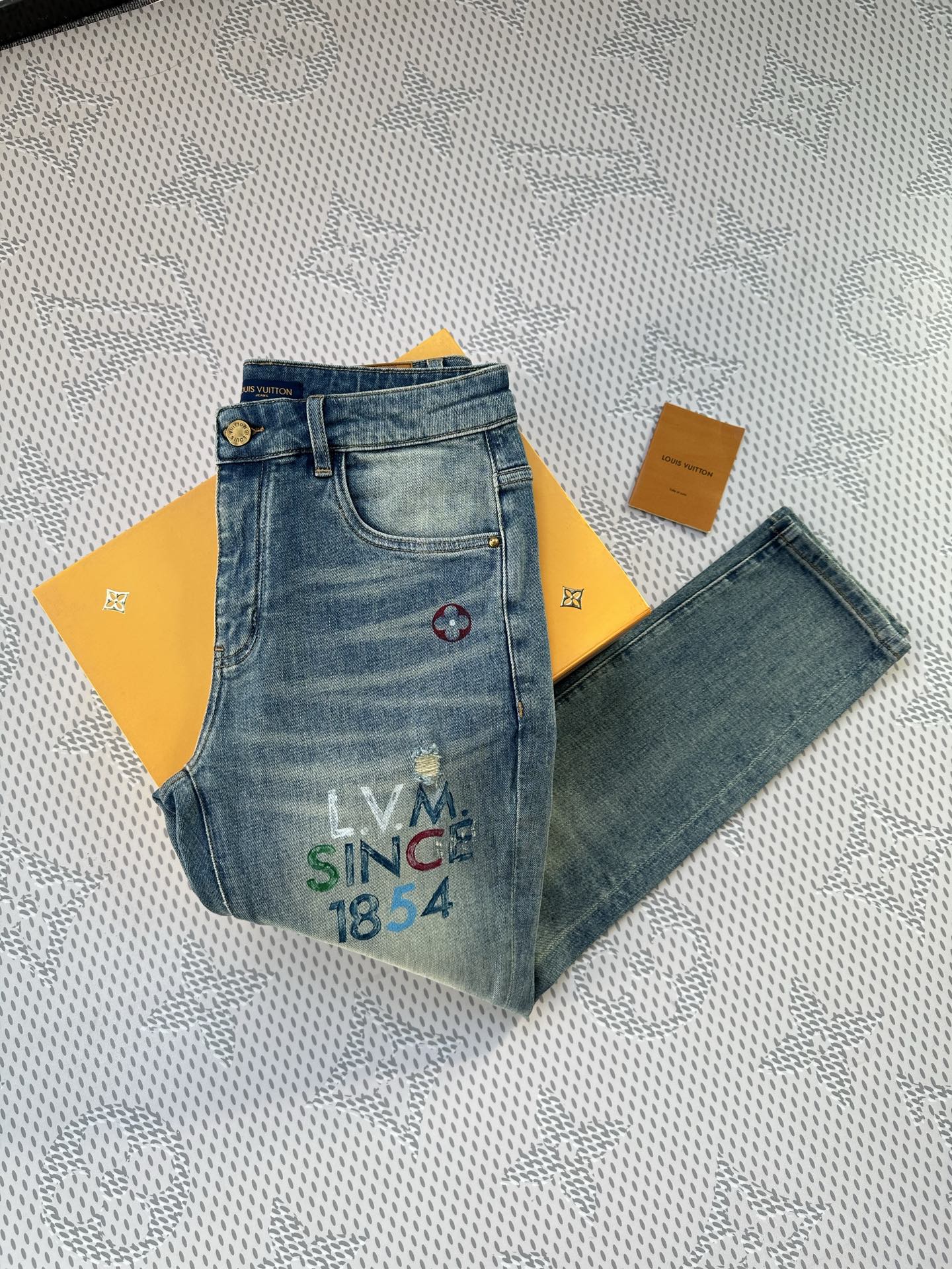 🔥💥春夏💥新款现货上市🔥🔥原单爆款牛仔裤👖超级定制款，原版五金，超级重工工艺，版型超赞👍细节做工无可挑剔