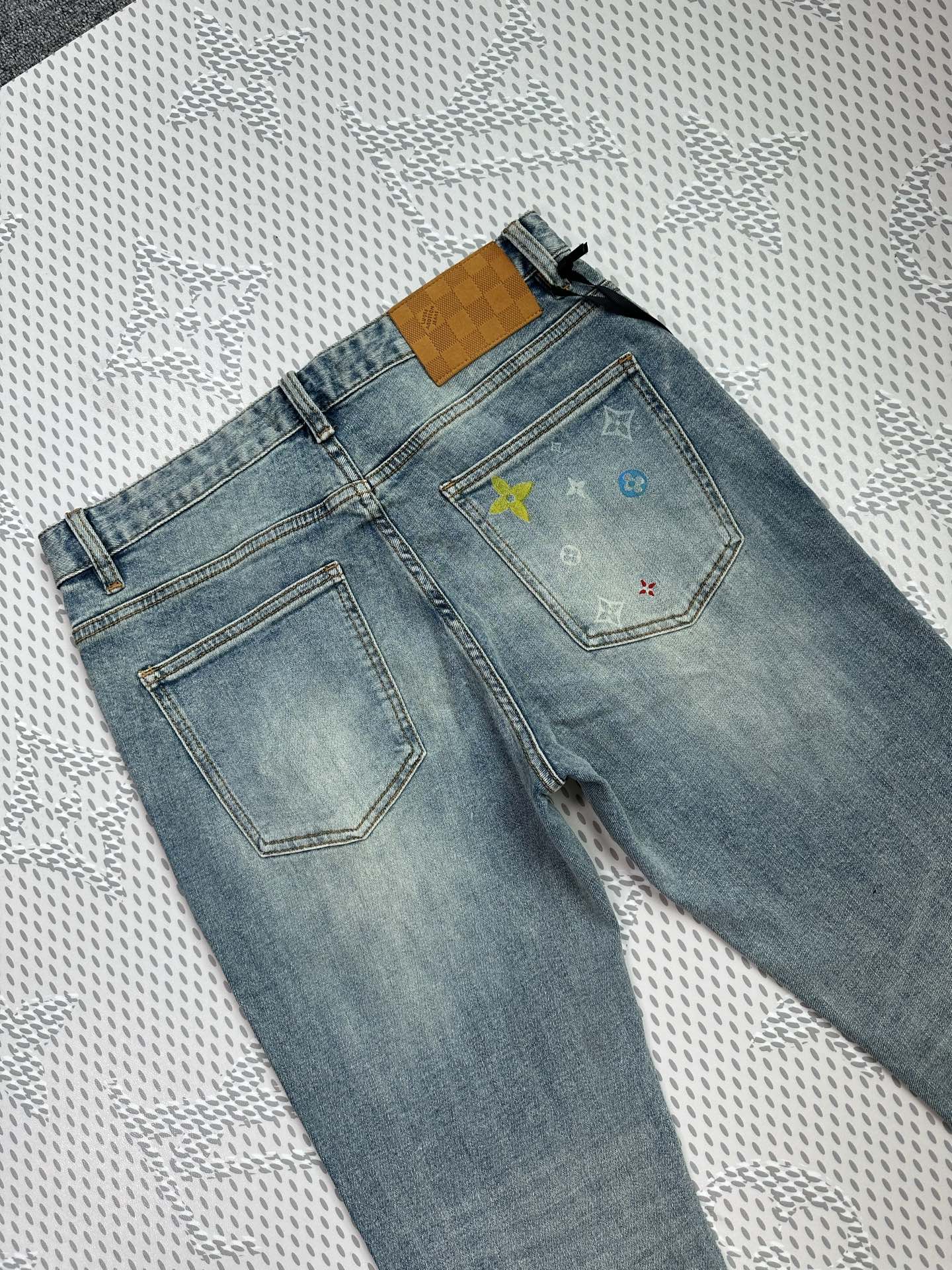 批￼ 398￼ 🔥🔥火爆上市🔥🔥原单爆款牛仔裤👖超级定制款，原版五金，超级重工工艺，版型超赞👍细节做工无