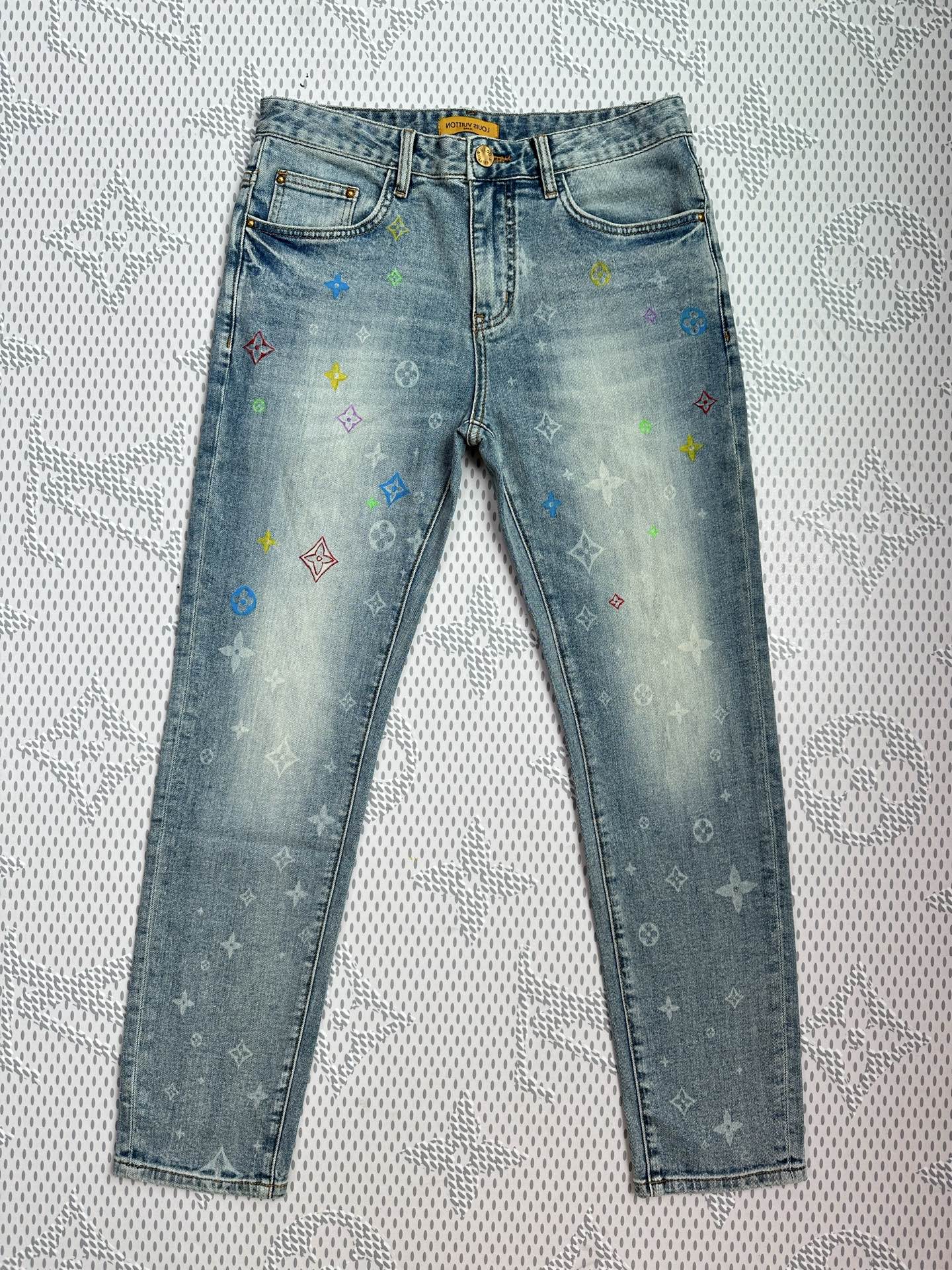 批￼ 398￼ 🔥🔥火爆上市🔥🔥原单爆款牛仔裤👖超级定制款，原版五金，超级重工工艺，版型超赞👍细节做工无