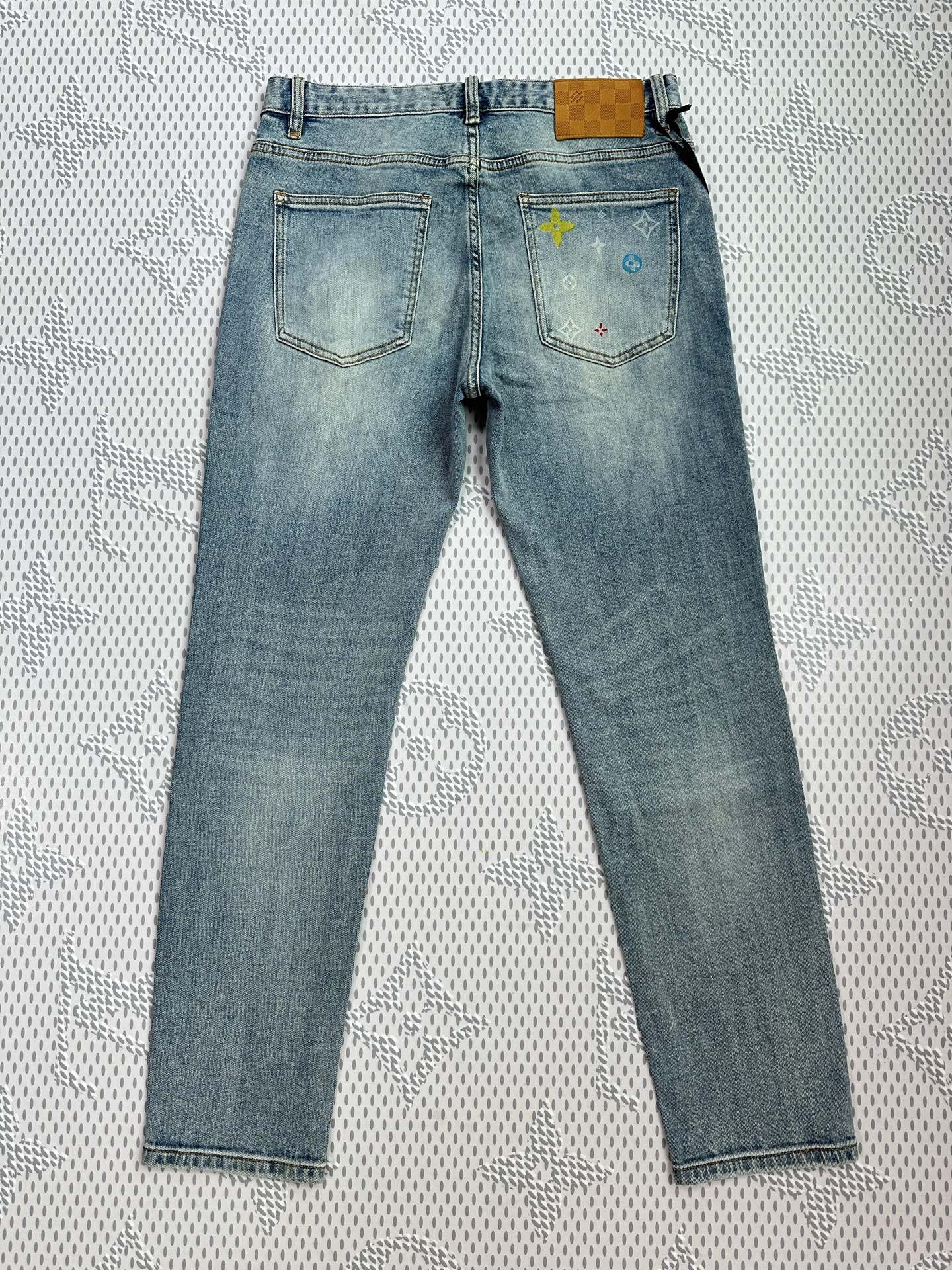 批￼ 398￼ 🔥🔥火爆上市🔥🔥原单爆款牛仔裤👖超级定制款，原版五金，超级重工工艺，版型超赞👍细节做工无