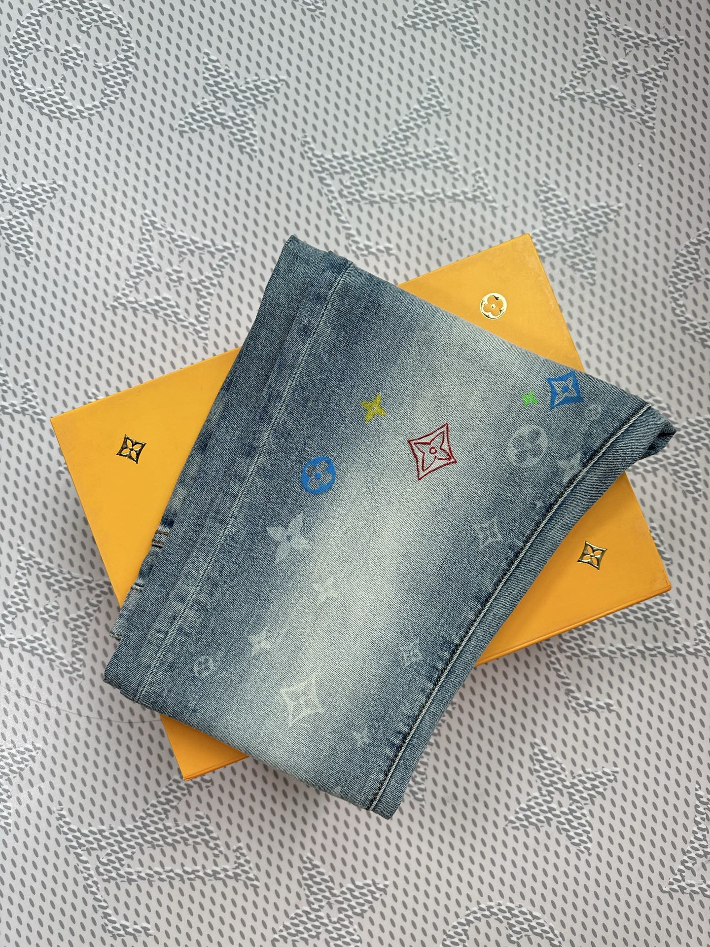批￼ 398￼ 🔥🔥火爆上市🔥🔥原单爆款牛仔裤👖超级定制款，原版五金，超级重工工艺，版型超赞👍细节做工无