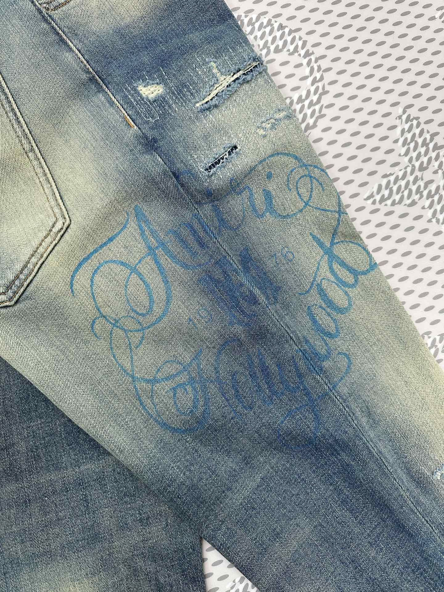 ￼  独家（首创）原单品质🔥🔥最新品牛仔裤，原版工艺配件，经典图案，面料舒服，裤身工艺设计，潮牌十足，上