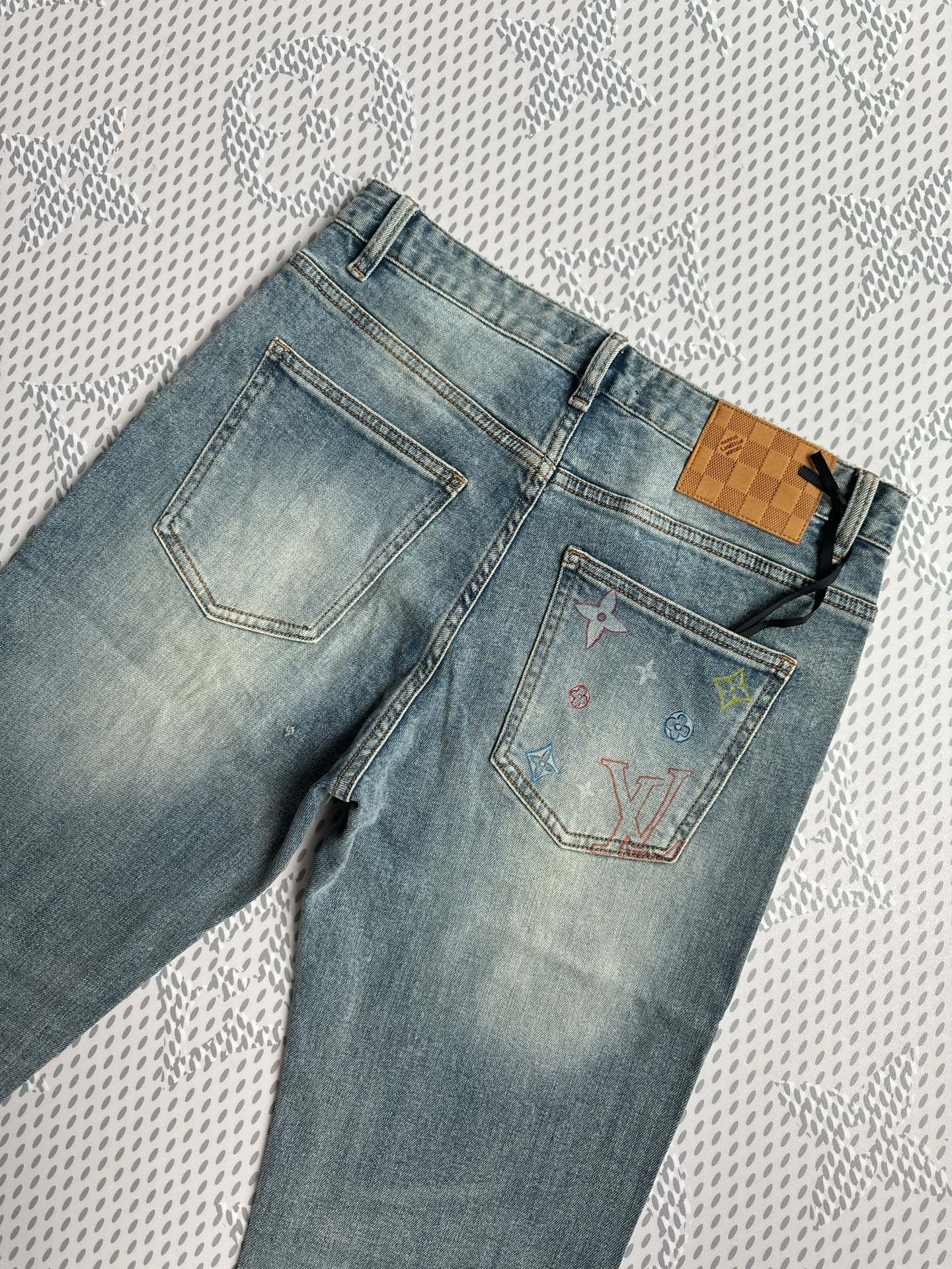 ￼ 独家（首创）原单品质🔥🔥最新品牛仔裤，原版工艺配件，经典图案，面料舒服，裤身工艺设计，潮牌十足，上身