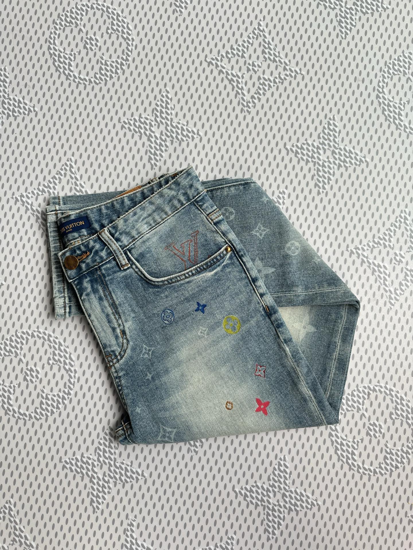￼ 独家（首创）原单品质🔥🔥最新品牛仔裤，原版工艺配件，经典图案，面料舒服，裤身工艺设计，潮牌十足，上身