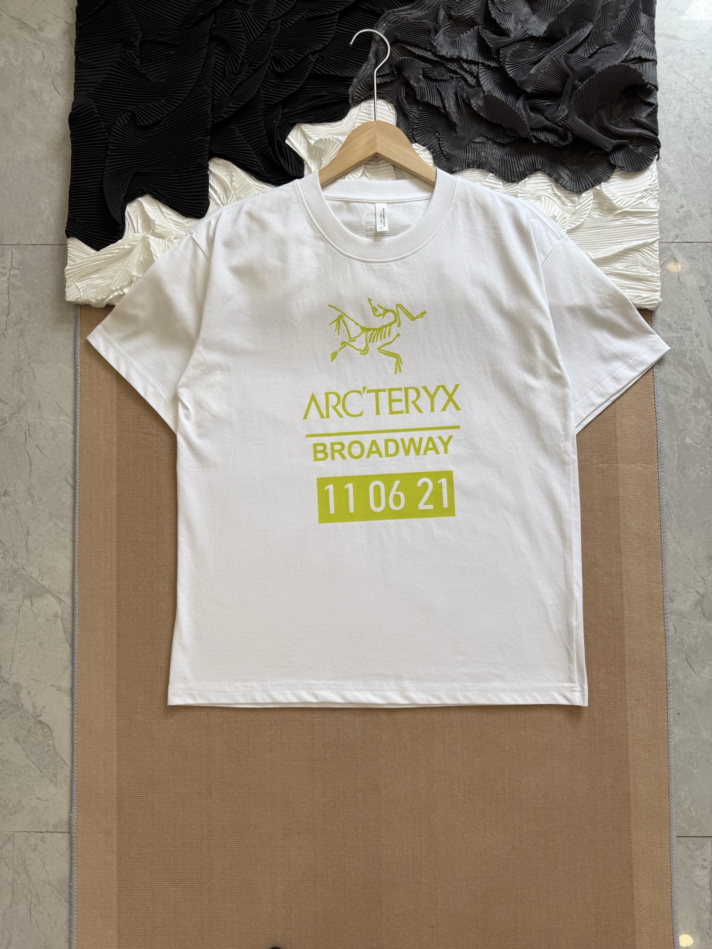 💰75
尺码s到3xl
始祖鸟经典基础款胸前字母大logo情侣款短袖T恤,你值得拥有✅绝佳夏季穿搭必备单品 经典百搭永不过时系列,男女同款👫 情侣可搭
甄选纯棉240g双纱面料,手感细腻柔软,亲肤透气,胸前简约字母大logo设计,简约百搭潮流感十足,做工精致,细节完美,三标齐全,诚意满满
,
🏊🏻非常适合夏季的款,上身百搭不挑人,玩转你的夏天,期待你我共同的驾驭🤩
颜色:黑色,白色
尺码:s~3XL宽松版型
胸围 衣长 肩宽,适合身高体重
s 104 66 48,建议155到165,建议体重100斤以内
M 108 68 50,建议身高165到170,建议体重100到120斤
L 112 70 52,建议身高170到175,建议体重120到140斤
XL 116 72 54,建议身高175到180,建议体重140到160斤
XXL. 120 74 56,建议身高180到185,建议体重160到180斤
3xl 124 76 58,建议身高185到190,建议体重180到200斤
⚠️手工误差1到2cm,以实物为准