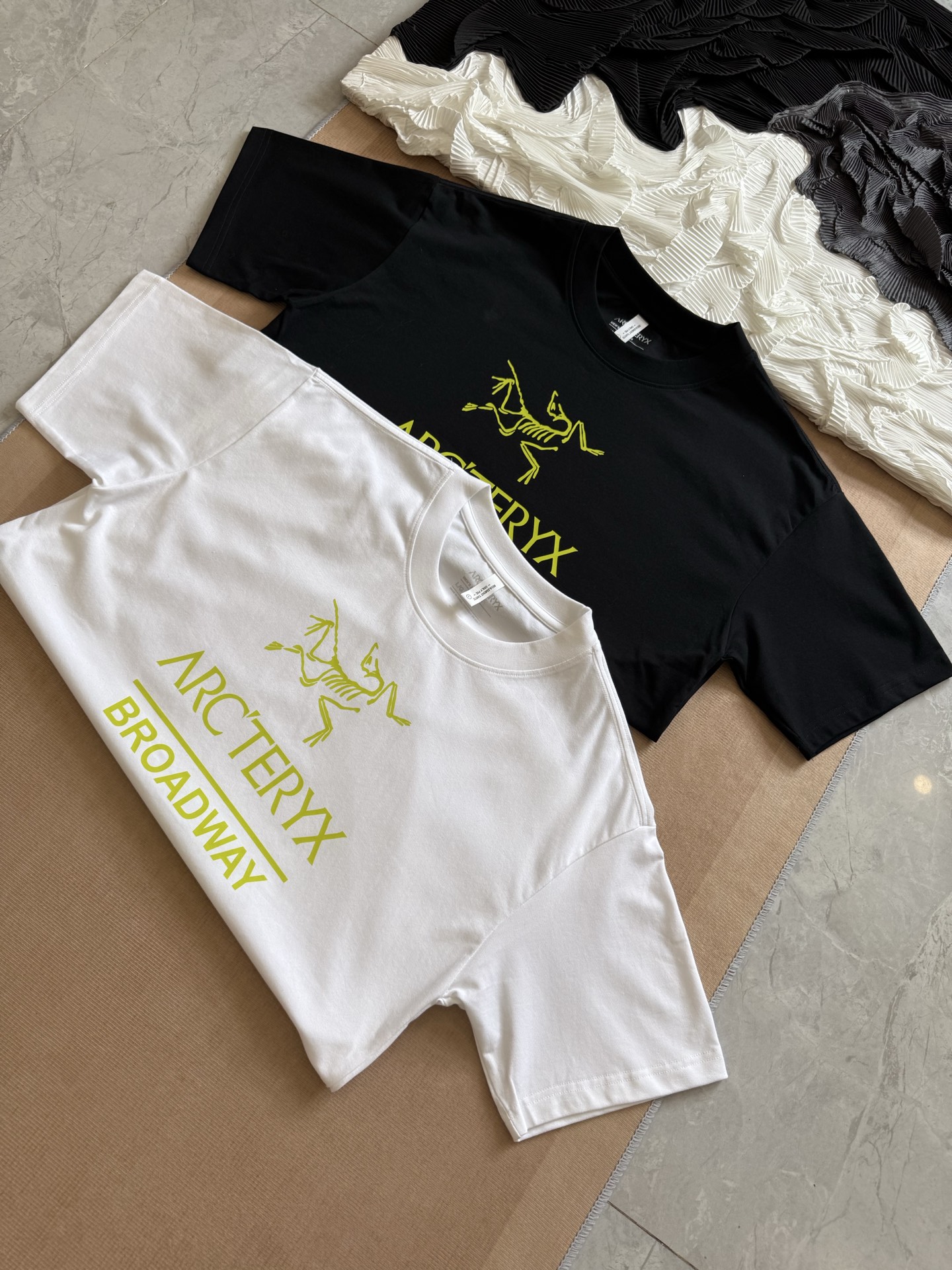 💰75
尺码s到3xl
始祖鸟经典基础款胸前字母大logo情侣款短袖T恤,你值得拥有✅绝佳夏季穿搭必备单品 经典百搭永不过时系列,男女同款👫 情侣可搭
甄选纯棉240g双纱面料,手感细腻柔软,亲肤透气,胸前简约字母大logo设计,简约百搭潮流感十足,做工精致,细节完美,三标齐全,诚意满满
,
🏊🏻非常适合夏季的款,上身百搭不挑人,玩转你的夏天,期待你我共同的驾驭🤩
颜色:黑色,白色
尺码:s~3XL宽松版型
胸围 衣长 肩宽,适合身高体重
s 104 66 48,建议155到165,建议体重100斤以内
M 108 68 50,建议身高165到170,建议体重100到120斤
L 112 70 52,建议身高170到175,建议体重120到140斤
XL 116 72 54,建议身高175到180,建议体重140到160斤
XXL. 120 74 56,建议身高180到185,建议体重160到180斤
3xl 124 76 58,建议身高185到190,建议体重180到200斤
⚠️手工误差1到2cm,以实物为准
