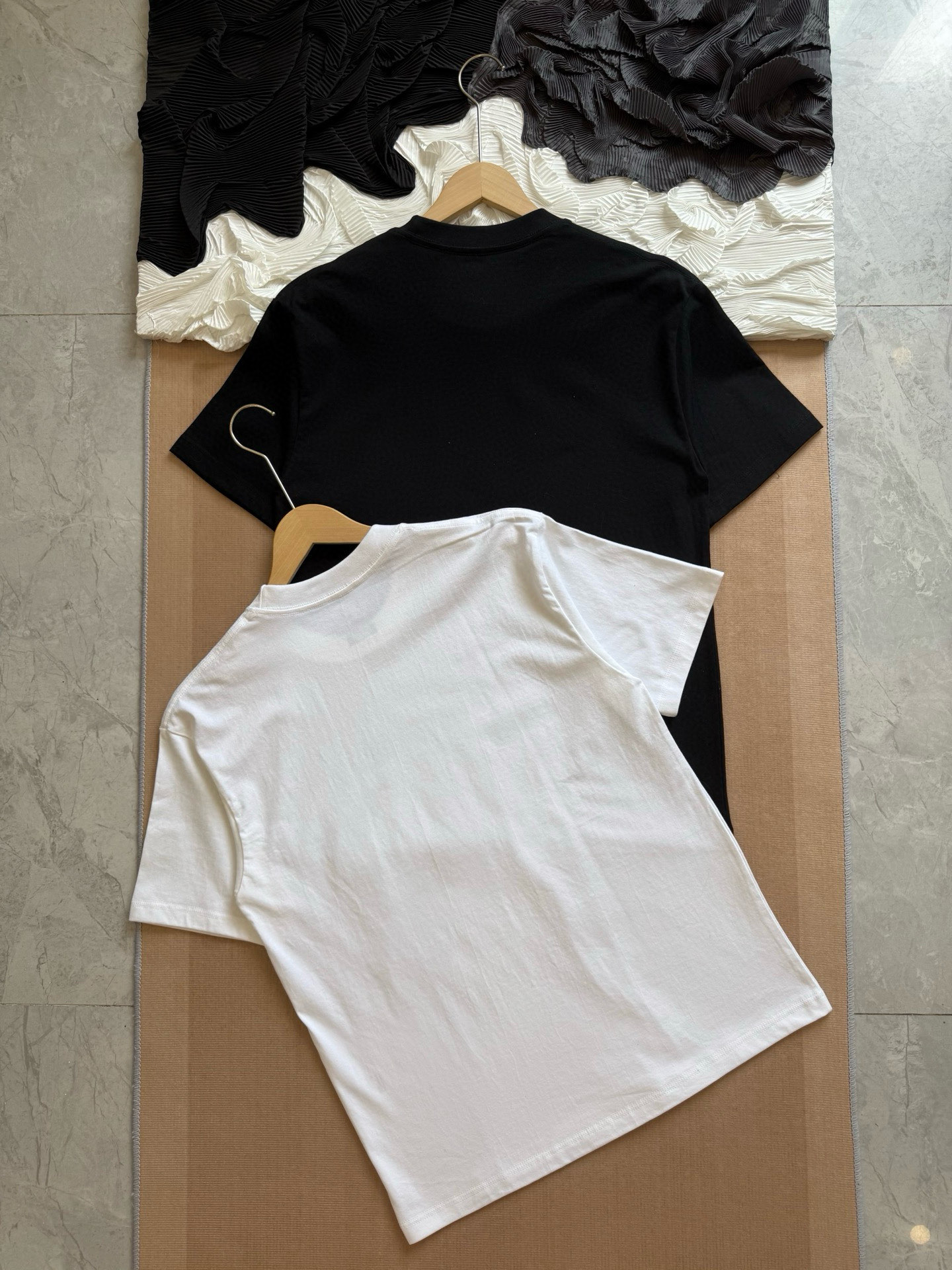 💰75
尺码s到3xl
始祖鸟经典基础款胸前字母大logo情侣款短袖T恤,你值得拥有✅绝佳夏季穿搭必备单品 经典百搭永不过时系列,男女同款👫 情侣可搭
甄选纯棉240g双纱面料,手感细腻柔软,亲肤透气,胸前简约字母大logo设计,简约百搭潮流感十足,做工精致,细节完美,三标齐全,诚意满满
,
🏊🏻非常适合夏季的款,上身百搭不挑人,玩转你的夏天,期待你我共同的驾驭🤩
颜色:黑色,白色
尺码:s~3XL宽松版型
胸围 衣长 肩宽,适合身高体重
s 104 66 48,建议155到165,建议体重100斤以内
M 108 68 50,建议身高165到170,建议体重100到120斤
L 112 70 52,建议身高170到175,建议体重120到140斤
XL 116 72 54,建议身高175到180,建议体重140到160斤
XXL. 120 74 56,建议身高180到185,建议体重160到180斤
3xl 124 76 58,建议身高185到190,建议体重180到200斤
⚠️手工误差1到2cm,以实物为准