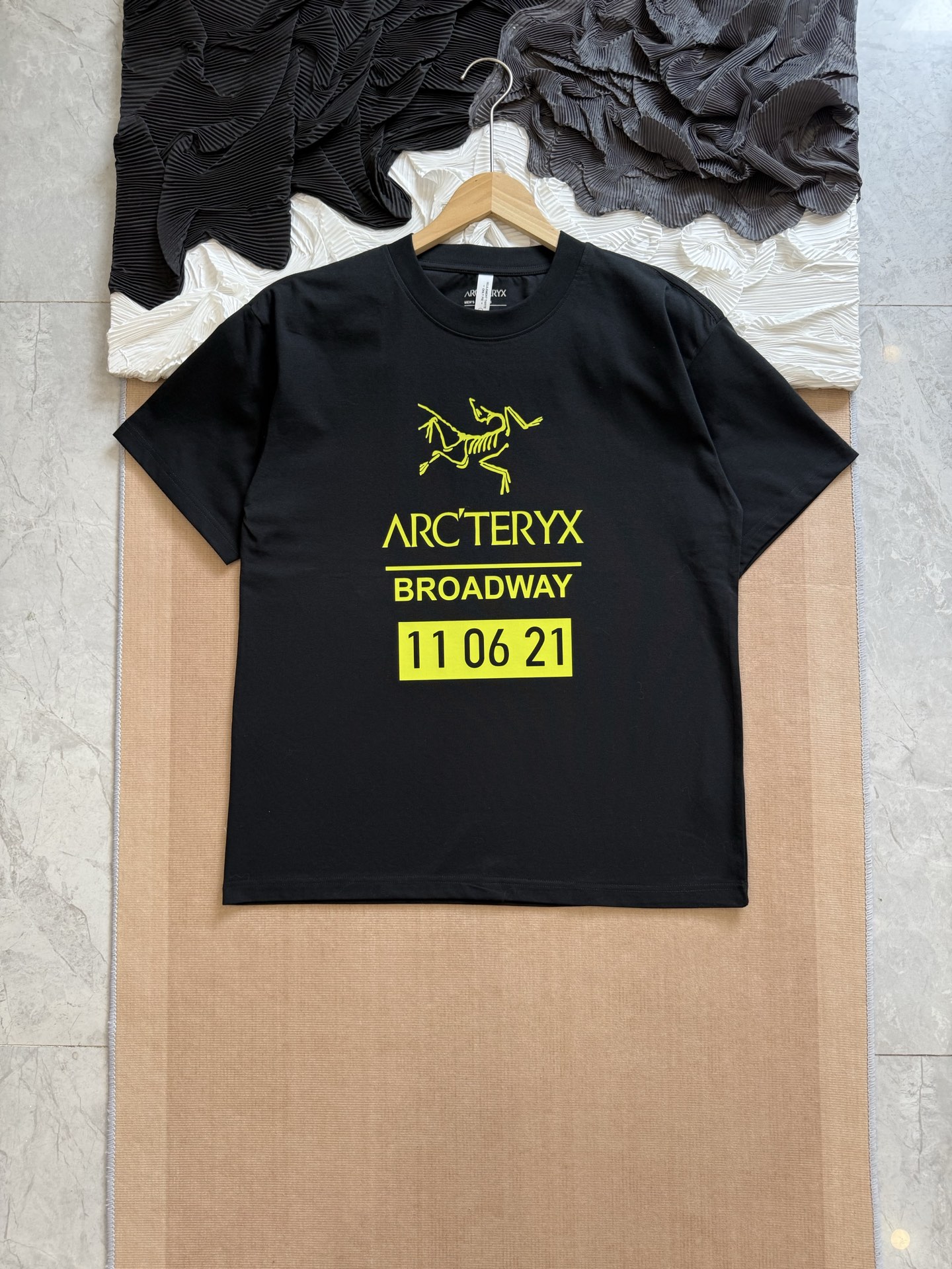 💰75
尺码s到3xl
始祖鸟经典基础款胸前字母大logo情侣款短袖T恤,你值得拥有✅绝佳夏季穿搭必备单品 经典百搭永不过时系列,男女同款👫 情侣可搭
甄选纯棉240g双纱面料,手感细腻柔软,亲肤透气,胸前简约字母大logo设计,简约百搭潮流感十足,做工精致,细节完美,三标齐全,诚意满满
,
🏊🏻非常适合夏季的款,上身百搭不挑人,玩转你的夏天,期待你我共同的驾驭🤩
颜色:黑色,白色
尺码:s~3XL宽松版型
胸围 衣长 肩宽,适合身高体重
s 104 66 48,建议155到165,建议体重100斤以内
M 108 68 50,建议身高165到170,建议体重100到120斤
L 112 70 52,建议身高170到175,建议体重120到140斤
XL 116 72 54,建议身高175到180,建议体重140到160斤
XXL. 120 74 56,建议身高180到185,建议体重160到180斤
3xl 124 76 58,建议身高185到190,建议体重180到200斤
⚠️手工误差1到2cm,以实物为准