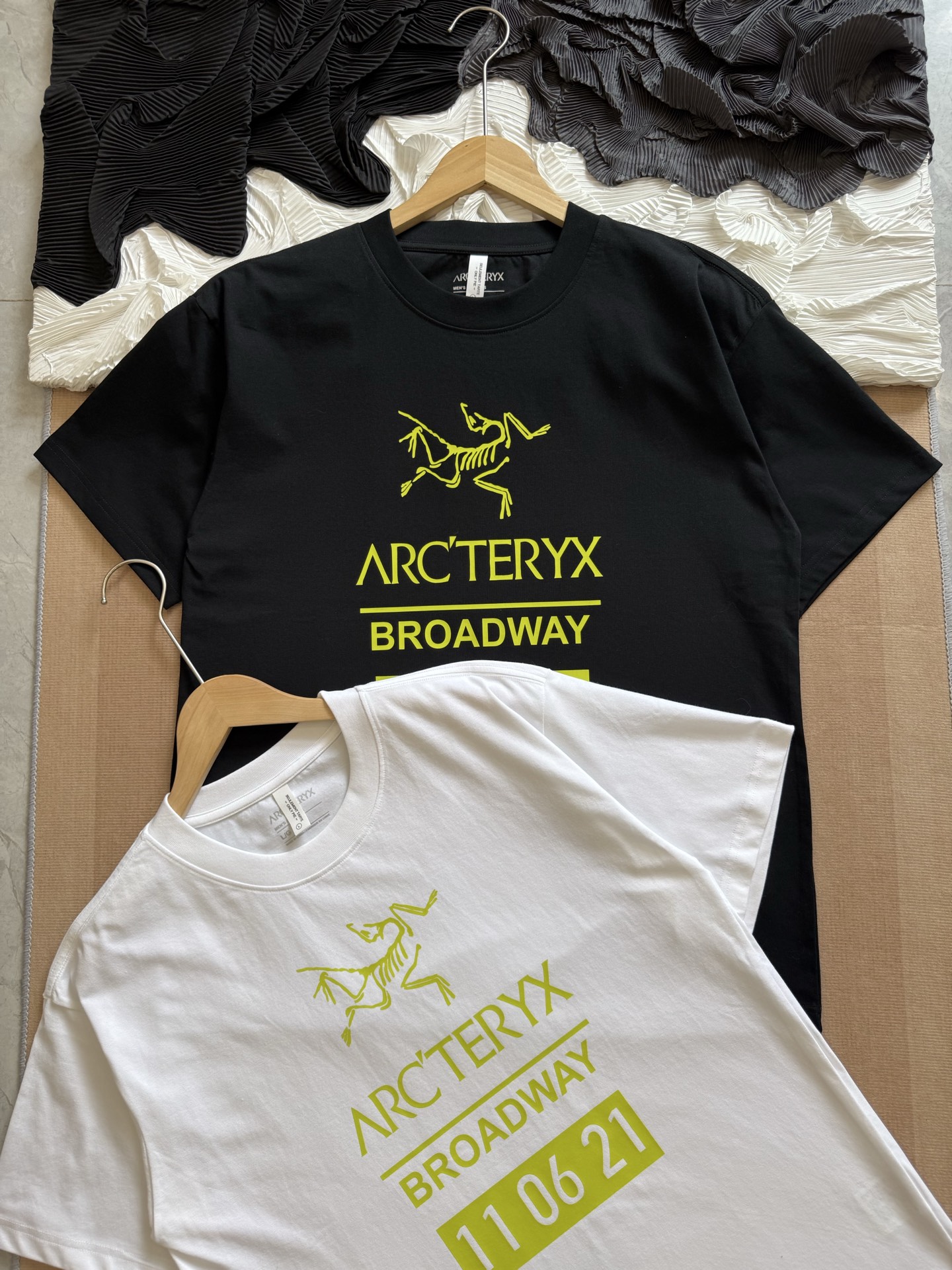 💰75
尺码s到3xl
始祖鸟经典基础款胸前字母大logo情侣款短袖T恤,你值得拥有✅绝佳夏季穿搭必备单品 经典百搭永不过时系列,男女同款👫 情侣可搭
甄选纯棉240g双纱面料,手感细腻柔软,亲肤透气,胸前简约字母大logo设计,简约百搭潮流感十足,做工精致,细节完美,三标齐全,诚意满满
,
🏊🏻非常适合夏季的款,上身百搭不挑人,玩转你的夏天,期待你我共同的驾驭🤩
颜色:黑色,白色
尺码:s~3XL宽松版型
胸围 衣长 肩宽,适合身高体重
s 104 66 48,建议155到165,建议体重100斤以内
M 108 68 50,建议身高165到170,建议体重100到120斤
L 112 70 52,建议身高170到175,建议体重120到140斤
XL 116 72 54,建议身高175到180,建议体重140到160斤
XXL. 120 74 56,建议身高180到185,建议体重160到180斤
3xl 124 76 58,建议身高185到190,建议体重180到200斤
⚠️手工误差1到2cm,以实物为准