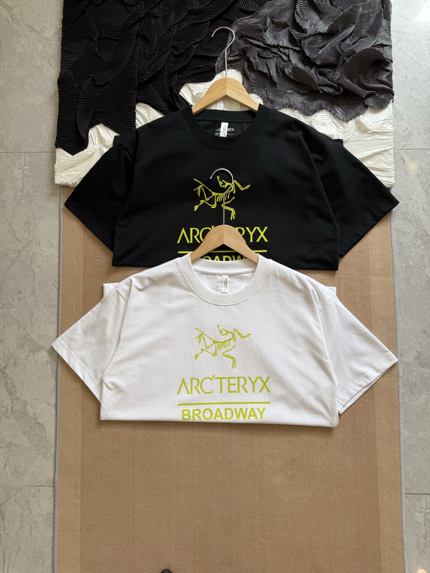 💰75
尺码s到3xl
始祖鸟经典基础款胸前字母大logo情侣款短袖T恤,你值得拥有✅绝佳夏季穿搭必备单品 经典百搭永不过时系列,男女同款👫 情侣可搭
甄选纯棉240g双纱面料,手感细腻柔软,亲肤透气,胸前简约字母大logo设计,简约百搭潮流感十足,做工精致,细节完美,三标齐全,诚意满满
,
🏊🏻非常适合夏季的款,上身百搭不挑人,玩转你的夏天,期待你我共同的驾驭🤩
颜色:黑色,白色
尺码:s~3XL宽松版型
胸围 衣长 肩宽,适合身高体重
s 104 66 48,建议155到165,建议体重100斤以内
M 108 68 50,建议身高165到170,建议体重100到120斤
L 112 70 52,建议身高170到175,建议体重120到140斤
XL 116 72 54,建议身高175到180,建议体重140到160斤
XXL. 120 74 56,建议身高180到185,建议体重160到180斤
3xl 124 76 58,建议身高185到190,建议体重180到200斤
⚠️手工误差1到2cm,以实物为准