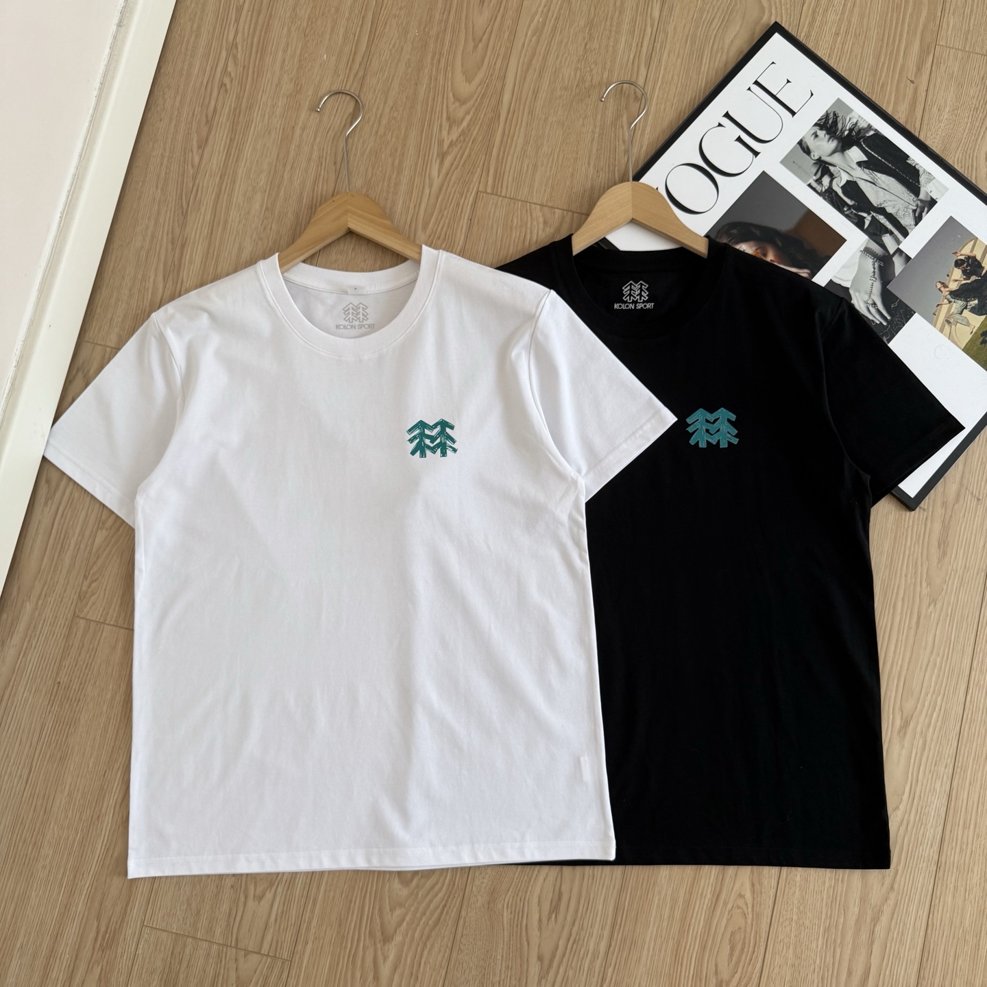 💰85
可隆KOLON SPORT 露营系列休闲吸湿排汗透气亲肤舒适圆领短袖T恤
以索罗娜(SORONA®)环保面料打造,兼具柔软触感与出色弹性,轻盈透气,带来全天候的舒适穿着体验,采用杜邦SORONA®天然玉米提取纤维,绿色环保,亲肤无刺激,具备天然弹性与抗皱性能,穿久如新,是你日常穿搭与户外活动的理想之选。
高密针织工艺,结合精准剪裁,贴合身形不束缚。无骨缝合技术有效减少摩擦感,细节考究,从内到外皆显品质。
上身有型,质感无敌,绝对属于性价比极高的一款短袖T恤 宽松剪裁,适合多种身形,轻盈透气,不止是T恤,更是对生活方式的全新诠释!!
-颜色:黑色、白色
-尺码:M-3XL
尺码 胸围 衣长 肩宽 推荐体重(斤)
M 108 70 53 100-125
L 112 72 55 125-145
XL 116 74 57 145-165
XXL 120 76 59 165-185
3XL 124 78 61 185-215