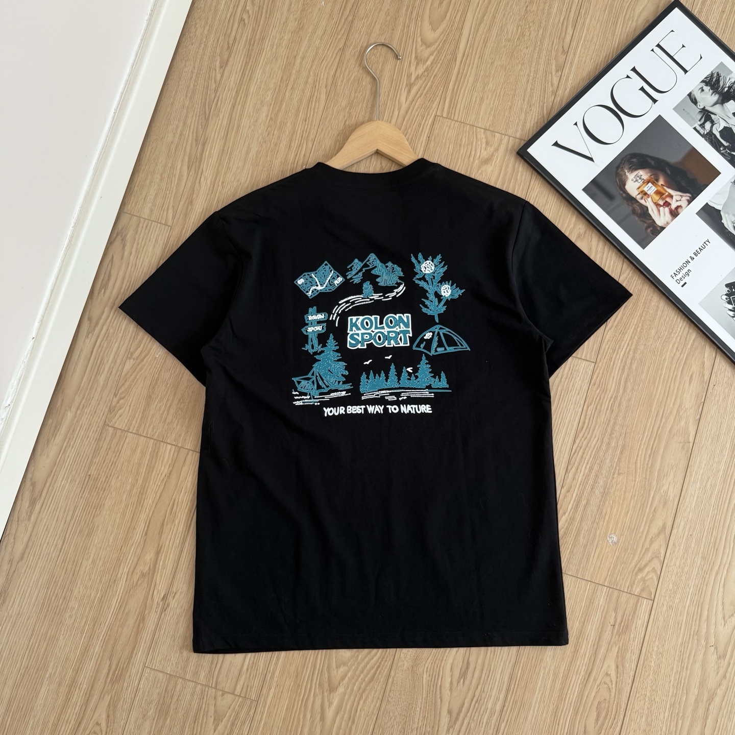 💰85
可隆KOLON SPORT 露营系列休闲吸湿排汗透气亲肤舒适圆领短袖T恤
以索罗娜(SORONA®)环保面料打造,兼具柔软触感与出色弹性,轻盈透气,带来全天候的舒适穿着体验,采用杜邦SORONA®天然玉米提取纤维,绿色环保,亲肤无刺激,具备天然弹性与抗皱性能,穿久如新,是你日常穿搭与户外活动的理想之选。
高密针织工艺,结合精准剪裁,贴合身形不束缚。无骨缝合技术有效减少摩擦感,细节考究,从内到外皆显品质。
上身有型,质感无敌,绝对属于性价比极高的一款短袖T恤 宽松剪裁,适合多种身形,轻盈透气,不止是T恤,更是对生活方式的全新诠释!!
-颜色:黑色、白色
-尺码:M-3XL
尺码 胸围 衣长 肩宽 推荐体重(斤)
M 108 70 53 100-125
L 112 72 55 125-145
XL 116 74 57 145-165
XXL 120 76 59 165-185
3XL 124 78 61 185-215