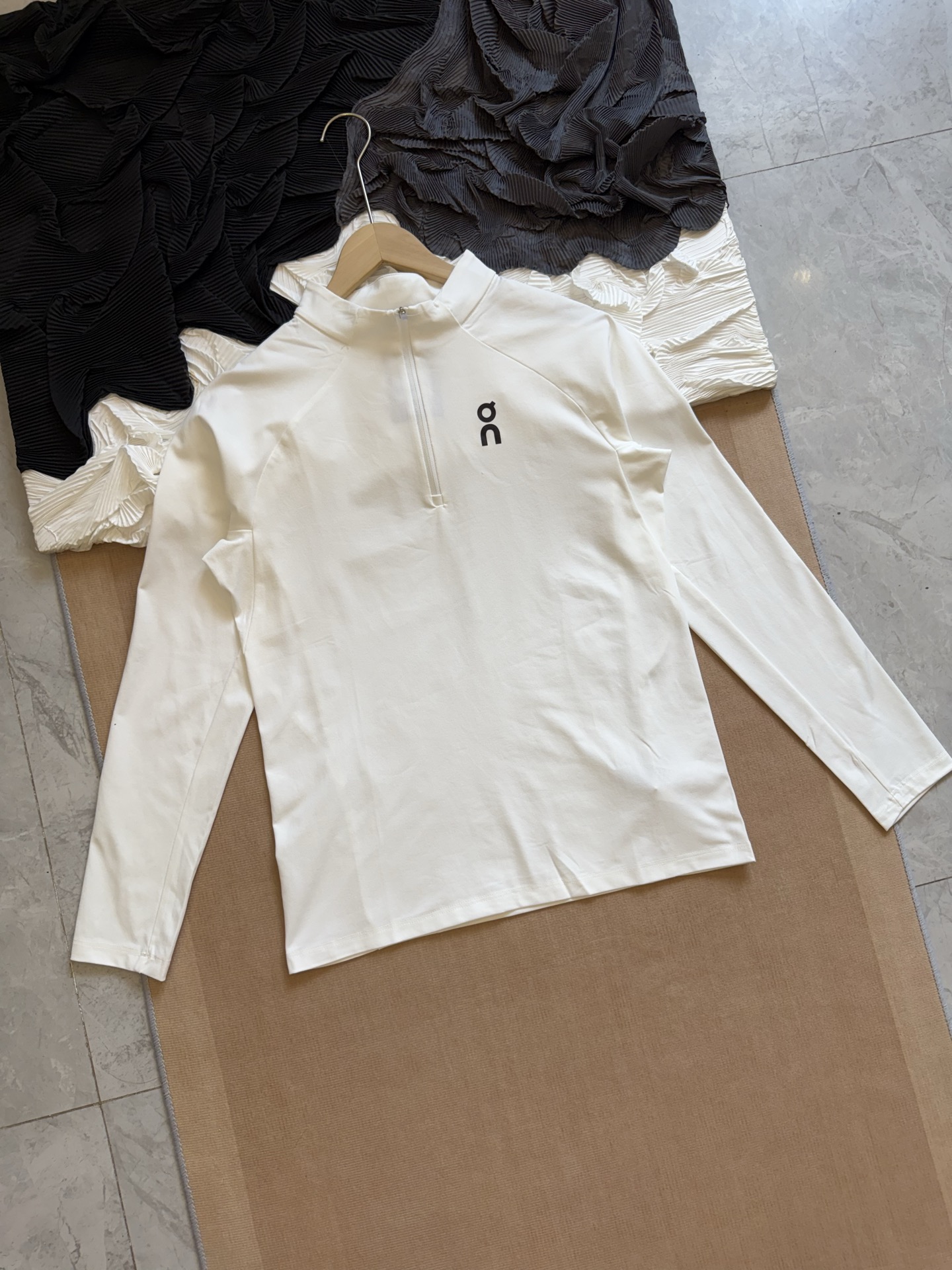 💰115
On 昂跑第二代 Climate Shirt 2 户外运动长袖
本季全新升级，以功能与舒适为核心，带来兼顾运动性能与都市穿搭的高品质单品。

采用独家定织速干科技面料，触感柔和亲肤，具备卓越的吸湿排汗性能，帮助保持长时间干爽透气。无论是日常通勤，还是健身、越野跑、徒步等户外场景，都能自在应对。

半开襟拉链设计，不仅便于调节温度，还增添运动时的灵活感。腋下及腰部特别采用立体剪裁，更好贴合身体曲线，优化比例，上身利落显型。前后印花点缀低调而不失格调，展现简约与性能并存的设计理念。

秋季单穿清爽得体，冬季亦可作为功能内搭，轻松切换多场景穿着体验。一件衬托气质又提升表现力的全能运动衫，是追求品质生活者的理想选择。

-颜色：黑色、白色、灰色
-尺码：M-3XL

尺码   胸围  衣长  肩宽    推荐体重（斤）
 M       102     68     53     100-120
 L        106     70      55     120-140
 XL      110     72      57     140-160
 XXL    115     74     59      160-180
 3XL     120     76     61     180-200