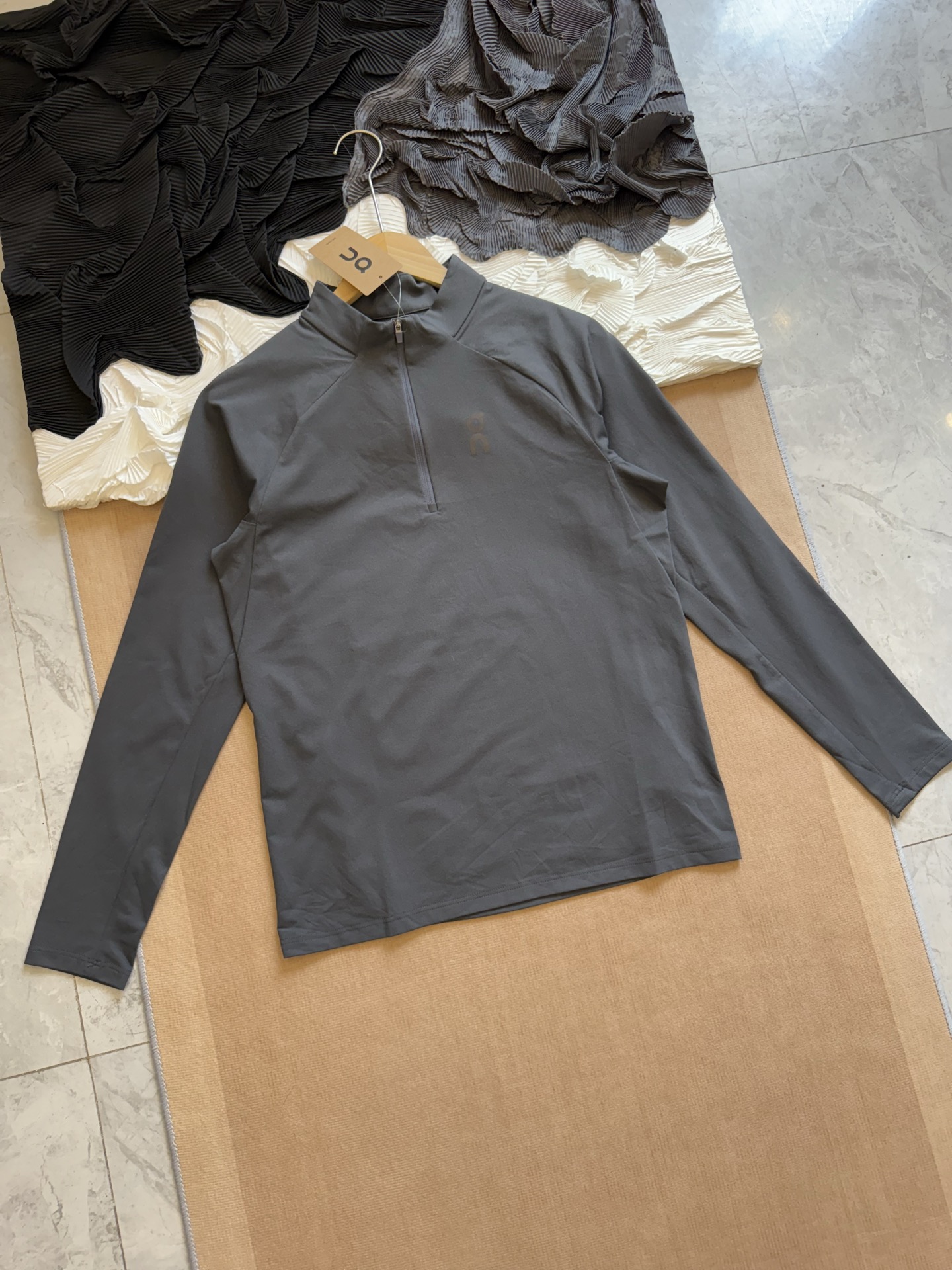 💰115
On 昂跑第二代 Climate Shirt 2 户外运动长袖
本季全新升级，以功能与舒适为核心，带来兼顾运动性能与都市穿搭的高品质单品。

采用独家定织速干科技面料，触感柔和亲肤，具备卓越的吸湿排汗性能，帮助保持长时间干爽透气。无论是日常通勤，还是健身、越野跑、徒步等户外场景，都能自在应对。

半开襟拉链设计，不仅便于调节温度，还增添运动时的灵活感。腋下及腰部特别采用立体剪裁，更好贴合身体曲线，优化比例，上身利落显型。前后印花点缀低调而不失格调，展现简约与性能并存的设计理念。

秋季单穿清爽得体，冬季亦可作为功能内搭，轻松切换多场景穿着体验。一件衬托气质又提升表现力的全能运动衫，是追求品质生活者的理想选择。

-颜色：黑色、白色、灰色
-尺码：M-3XL

尺码   胸围  衣长  肩宽    推荐体重（斤）
 M       102     68     53     100-120
 L        106     70      55     120-140
 XL      110     72      57     140-160
 XXL    115     74     59      160-180
 3XL     120     76     61     180-200