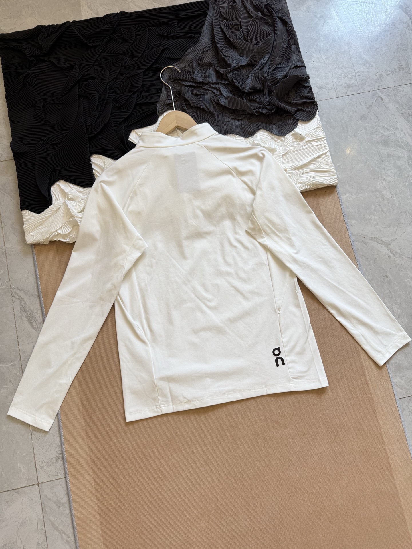 💰115
On 昂跑第二代 Climate Shirt 2 户外运动长袖
本季全新升级，以功能与舒适为核心，带来兼顾运动性能与都市穿搭的高品质单品。

采用独家定织速干科技面料，触感柔和亲肤，具备卓越的吸湿排汗性能，帮助保持长时间干爽透气。无论是日常通勤，还是健身、越野跑、徒步等户外场景，都能自在应对。

半开襟拉链设计，不仅便于调节温度，还增添运动时的灵活感。腋下及腰部特别采用立体剪裁，更好贴合身体曲线，优化比例，上身利落显型。前后印花点缀低调而不失格调，展现简约与性能并存的设计理念。

秋季单穿清爽得体，冬季亦可作为功能内搭，轻松切换多场景穿着体验。一件衬托气质又提升表现力的全能运动衫，是追求品质生活者的理想选择。

-颜色：黑色、白色、灰色
-尺码：M-3XL

尺码   胸围  衣长  肩宽    推荐体重（斤）
 M       102     68     53     100-120
 L        106     70      55     120-140
 XL      110     72      57     140-160
 XXL    115     74     59      160-180
 3XL     120     76     61     180-200