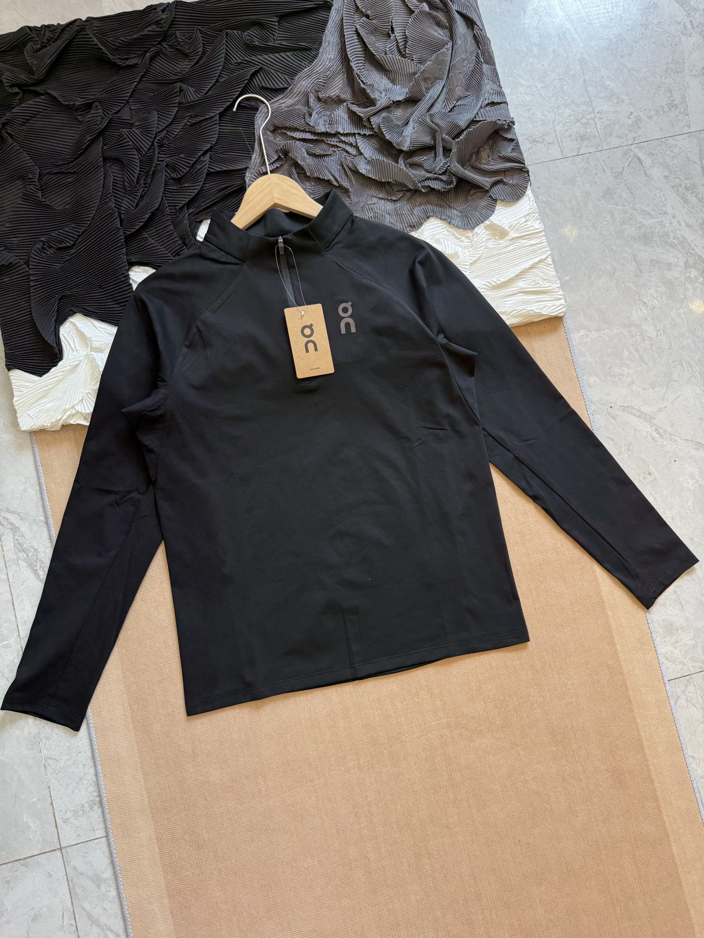 💰115
On 昂跑第二代 Climate Shirt 2 户外运动长袖
本季全新升级，以功能与舒适为核心，带来兼顾运动性能与都市穿搭的高品质单品。

采用独家定织速干科技面料，触感柔和亲肤，具备卓越的吸湿排汗性能，帮助保持长时间干爽透气。无论是日常通勤，还是健身、越野跑、徒步等户外场景，都能自在应对。

半开襟拉链设计，不仅便于调节温度，还增添运动时的灵活感。腋下及腰部特别采用立体剪裁，更好贴合身体曲线，优化比例，上身利落显型。前后印花点缀低调而不失格调，展现简约与性能并存的设计理念。

秋季单穿清爽得体，冬季亦可作为功能内搭，轻松切换多场景穿着体验。一件衬托气质又提升表现力的全能运动衫，是追求品质生活者的理想选择。

-颜色：黑色、白色、灰色
-尺码：M-3XL

尺码   胸围  衣长  肩宽    推荐体重（斤）
 M       102     68     53     100-120
 L        106     70      55     120-140
 XL      110     72      57     140-160
 XXL    115     74     59      160-180
 3XL     120     76     61     180-200