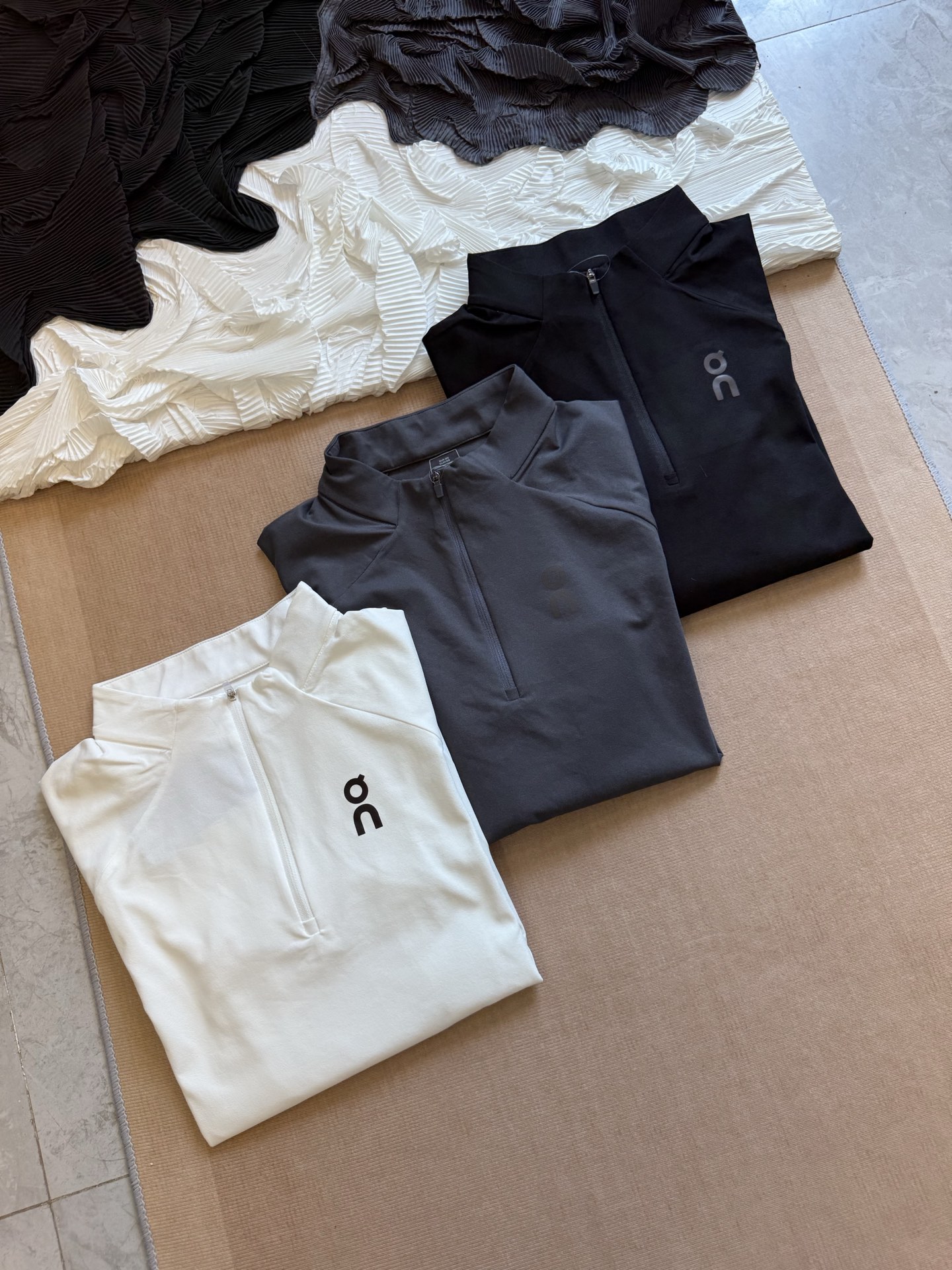 💰115
On 昂跑第二代 Climate Shirt 2 户外运动长袖
本季全新升级，以功能与舒适为核心，带来兼顾运动性能与都市穿搭的高品质单品。

采用独家定织速干科技面料，触感柔和亲肤，具备卓越的吸湿排汗性能，帮助保持长时间干爽透气。无论是日常通勤，还是健身、越野跑、徒步等户外场景，都能自在应对。

半开襟拉链设计，不仅便于调节温度，还增添运动时的灵活感。腋下及腰部特别采用立体剪裁，更好贴合身体曲线，优化比例，上身利落显型。前后印花点缀低调而不失格调，展现简约与性能并存的设计理念。

秋季单穿清爽得体，冬季亦可作为功能内搭，轻松切换多场景穿着体验。一件衬托气质又提升表现力的全能运动衫，是追求品质生活者的理想选择。

-颜色：黑色、白色、灰色
-尺码：M-3XL

尺码   胸围  衣长  肩宽    推荐体重（斤）
 M       102     68     53     100-120
 L        106     70      55     120-140
 XL      110     72      57     140-160
 XXL    115     74     59      160-180
 3XL     120     76     61     180-200