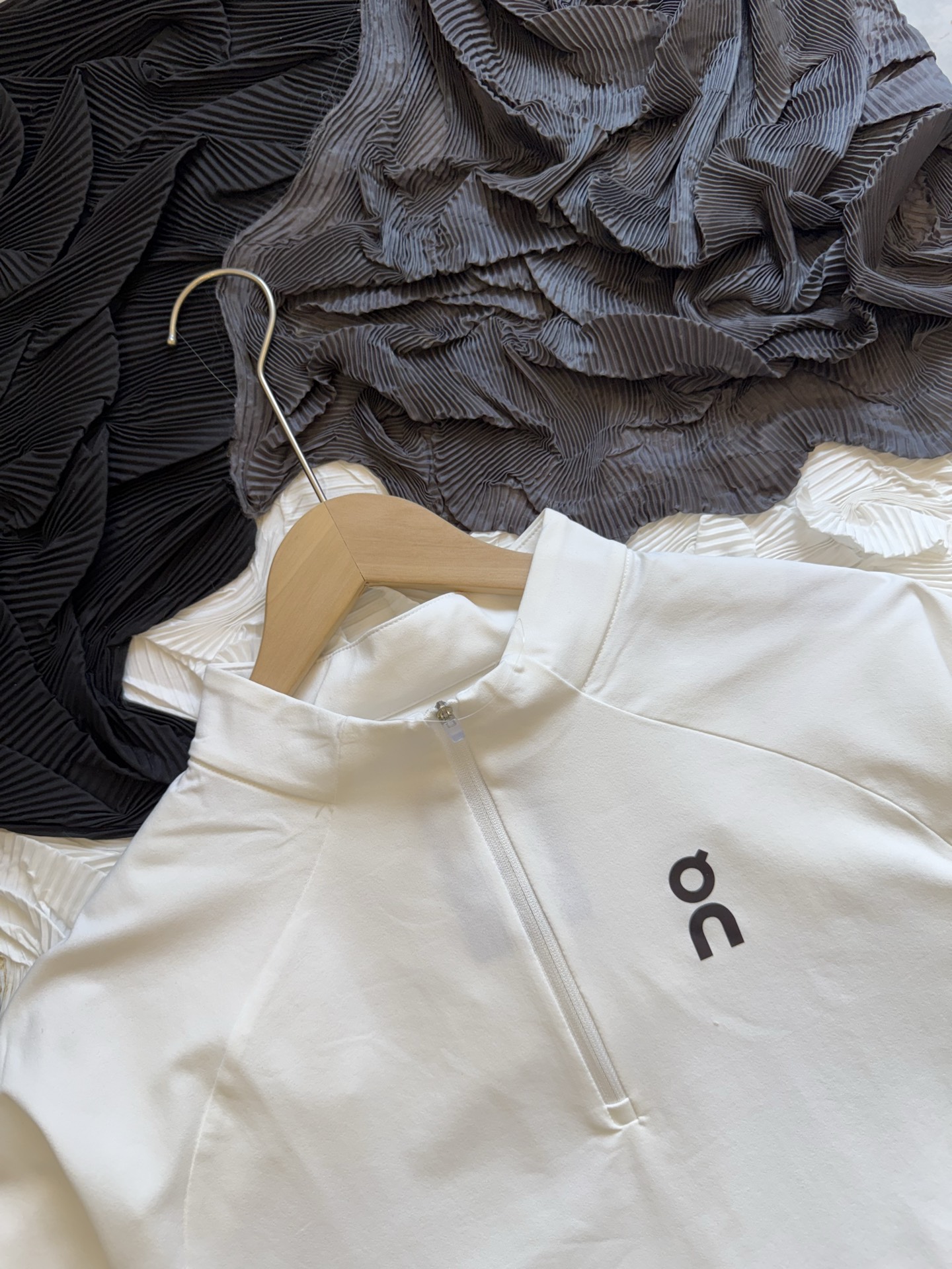 💰115
On 昂跑第二代 Climate Shirt 2 户外运动长袖
本季全新升级，以功能与舒适为核心，带来兼顾运动性能与都市穿搭的高品质单品。

采用独家定织速干科技面料，触感柔和亲肤，具备卓越的吸湿排汗性能，帮助保持长时间干爽透气。无论是日常通勤，还是健身、越野跑、徒步等户外场景，都能自在应对。

半开襟拉链设计，不仅便于调节温度，还增添运动时的灵活感。腋下及腰部特别采用立体剪裁，更好贴合身体曲线，优化比例，上身利落显型。前后印花点缀低调而不失格调，展现简约与性能并存的设计理念。

秋季单穿清爽得体，冬季亦可作为功能内搭，轻松切换多场景穿着体验。一件衬托气质又提升表现力的全能运动衫，是追求品质生活者的理想选择。

-颜色：黑色、白色、灰色
-尺码：M-3XL

尺码   胸围  衣长  肩宽    推荐体重（斤）
 M       102     68     53     100-120
 L        106     70      55     120-140
 XL      110     72      57     140-160
 XXL    115     74     59      160-180
 3XL     120     76     61     180-200