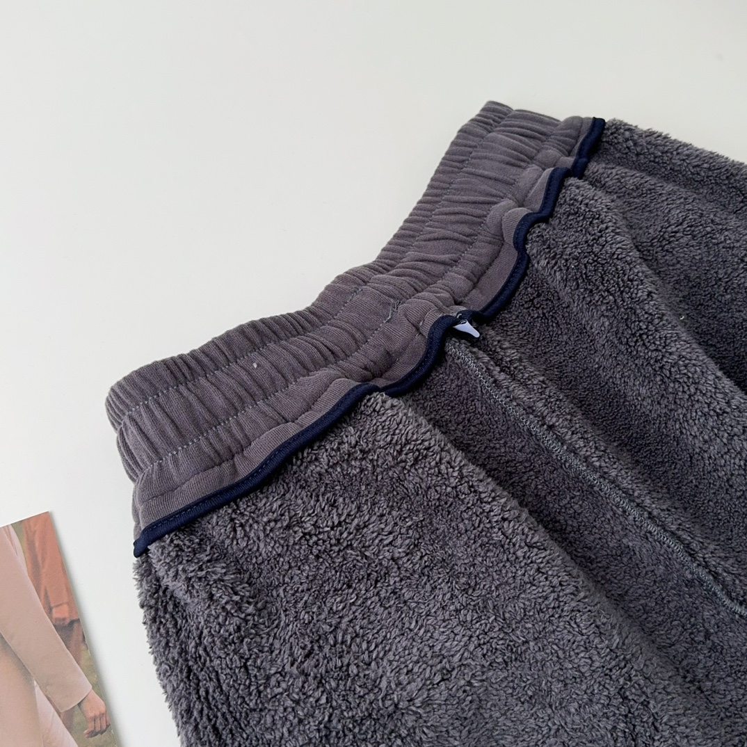 it pairs seamlessly with a classic sweatshirt or casual jacket - Comprehensive 6