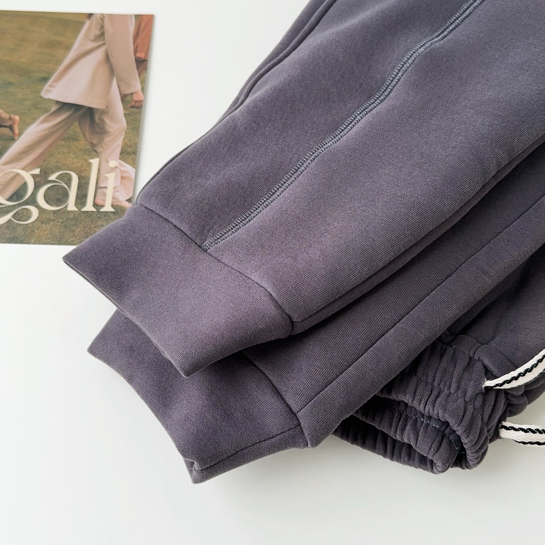it pairs seamlessly with a classic sweatshirt or casual jacket - Comprehensive 4