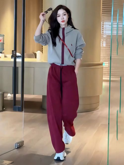 Stylish Women's Two-Piece Outfit: Hoodie and Wide-Leg Pants Set 1 Stylish Women's Two-Piece Outfit: Hoodie and Wide-Leg Pants Set