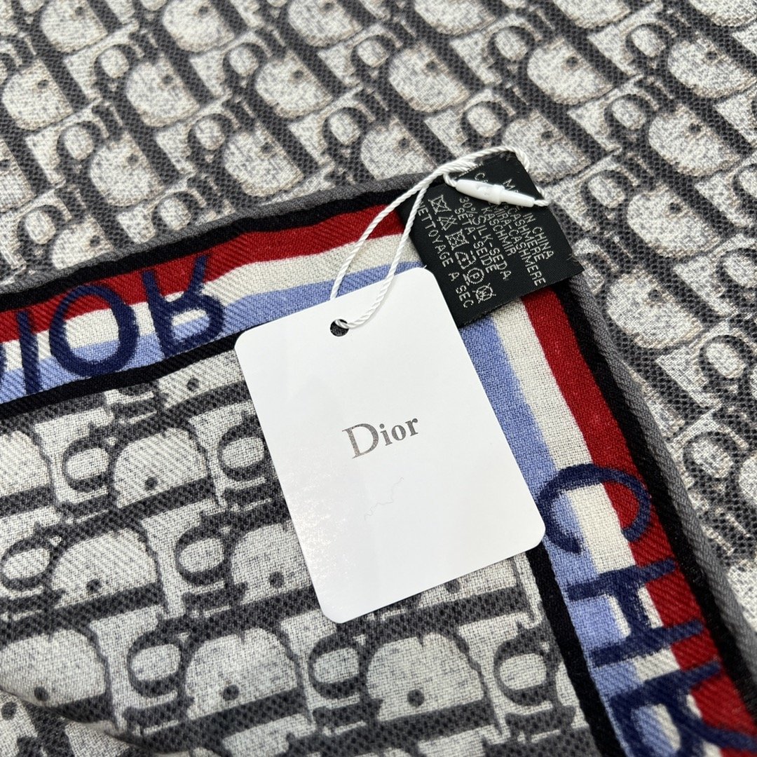 Dior字母老花经典人字纹真丝羊绒披肩！！气质到灵魂深处啊独有的格调这才是大牌最迷人的地方️时时刻刻都具